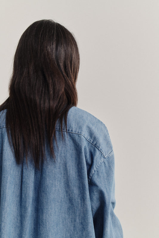 Women's long-sleeved shirt, organic cotton-silk denim, light blue, oversized fit, pleat back.