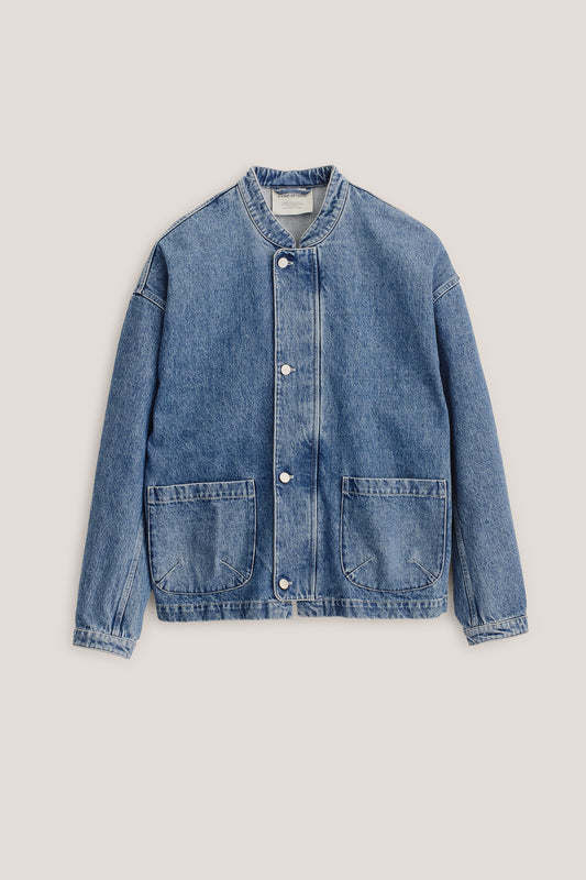Men's outerwear jacket, boxy fit, stone-washed indigo denim, stand-up collar, patch pockets, buttoned cuffs.