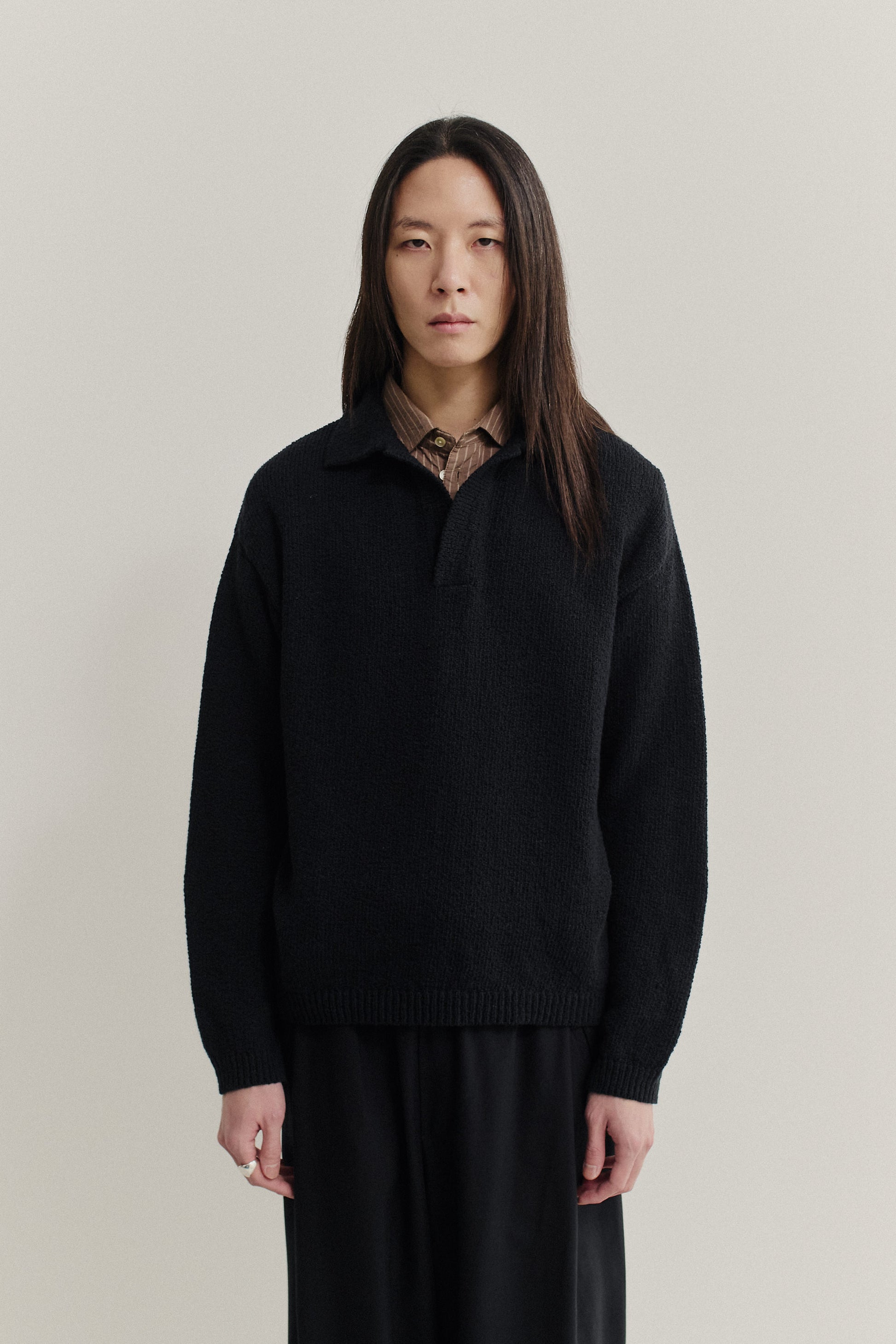 Men's knit long-sleeved polo, black 100% organic cotton bouclé, relaxed fit.