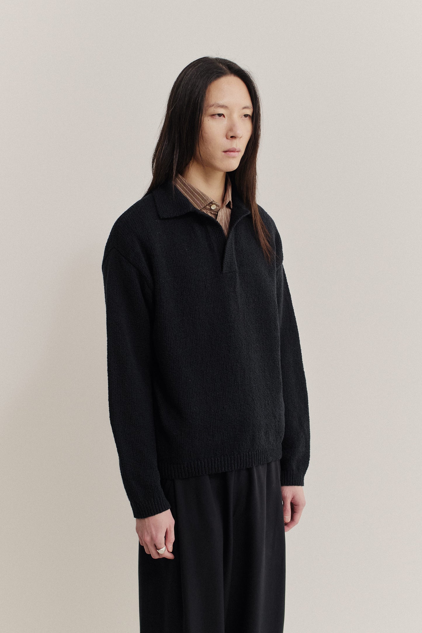 Men's knit long-sleeved polo, black 100% organic cotton bouclé, relaxed fit.