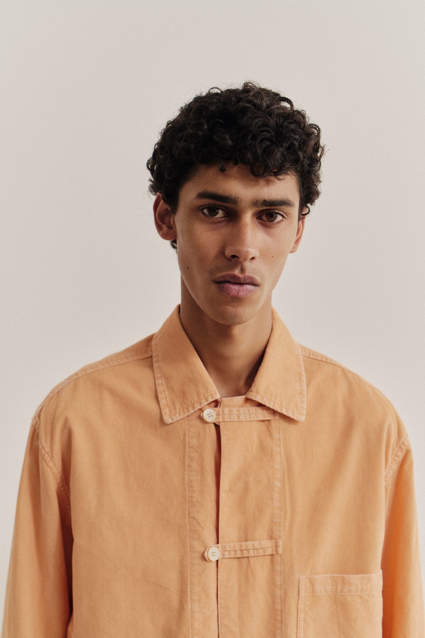 Men's long-sleeved overshirt, 100% cotton light corduroy, garment washed, in a soft peach hue.