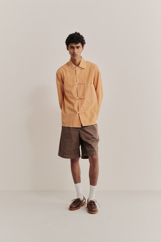 Men's long-sleeved shirt, cotton light corduroy, garment washed, peach, with front patch pocket and button fastening.