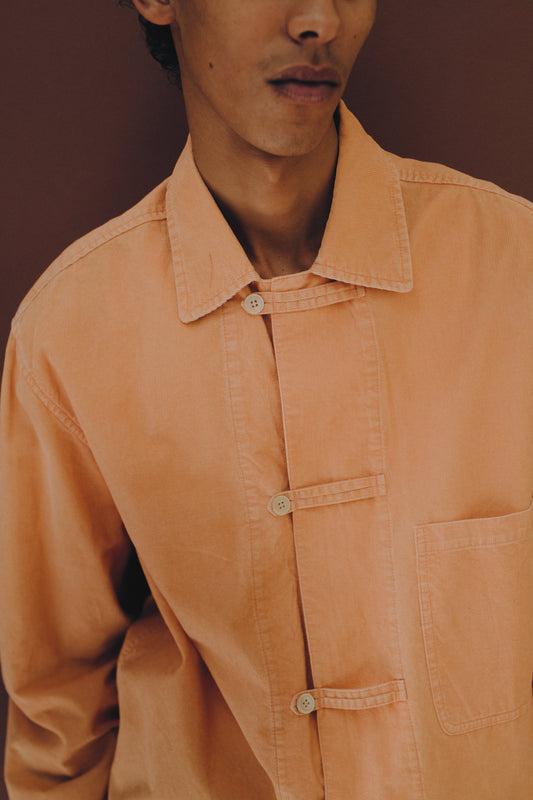 Men's long-sleeved shirt, 100% cotton light corduroy, garment-washed peach, oversized with patch pocket and button fastening.