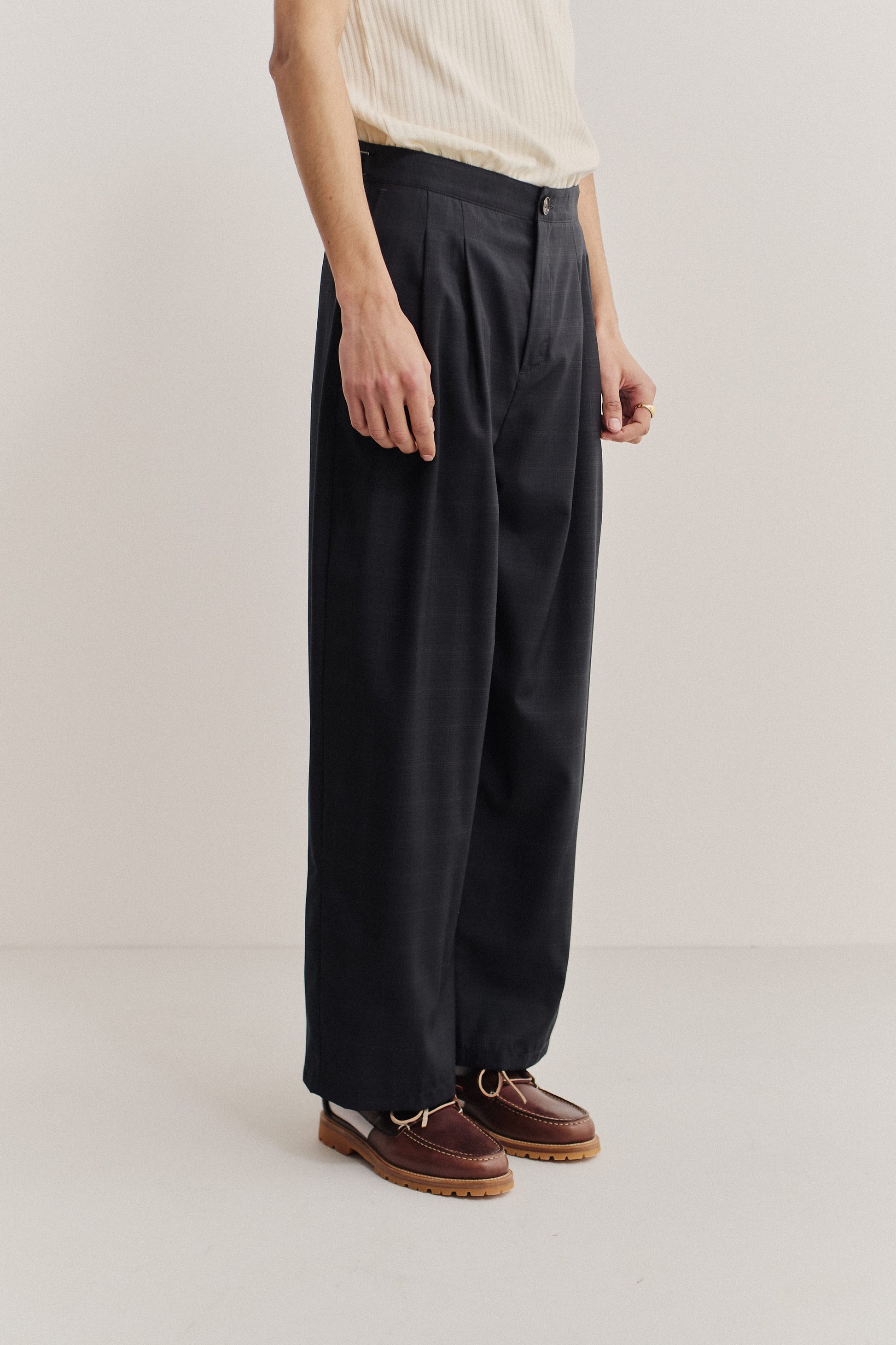Men's long pants, 100% virgin wool, subtle checkered pattern, dark grey, relaxed fit, wide leg, double pleats.