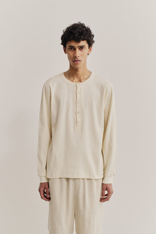 Men's long-sleeved jersey, off-white cotton blend with rib structure and pointelle detailing, button placket.