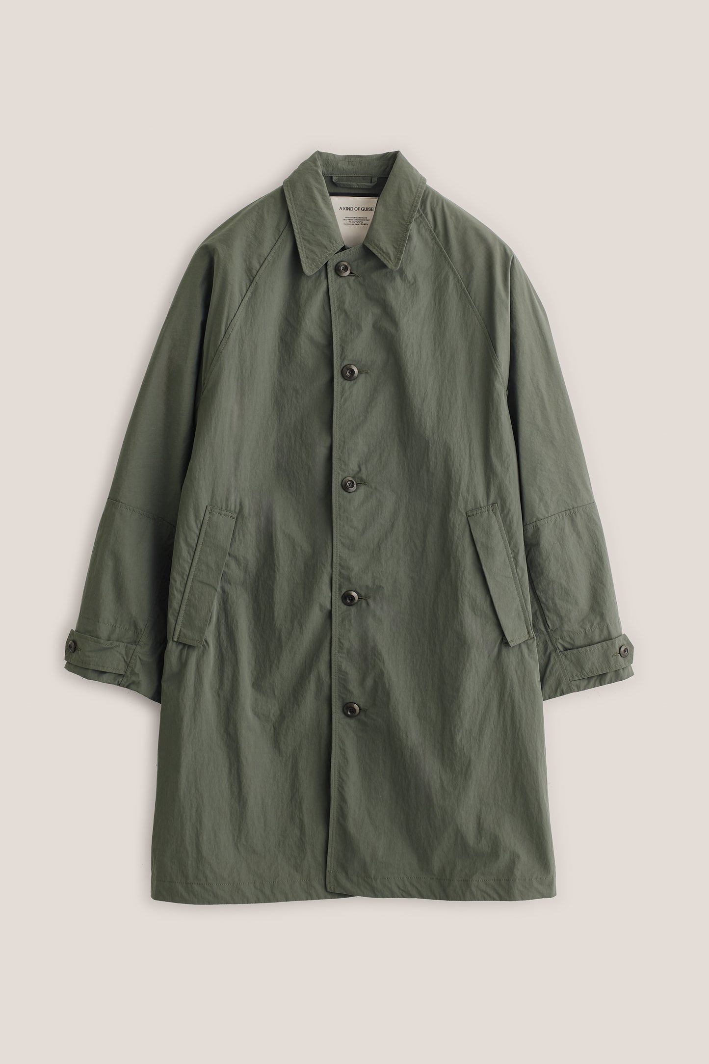 Men's outerwear, oversized Serrara Mac, recycled nylon-cotton blend, water-repellent, olive green, with reverse collar and adjustable cuffs.