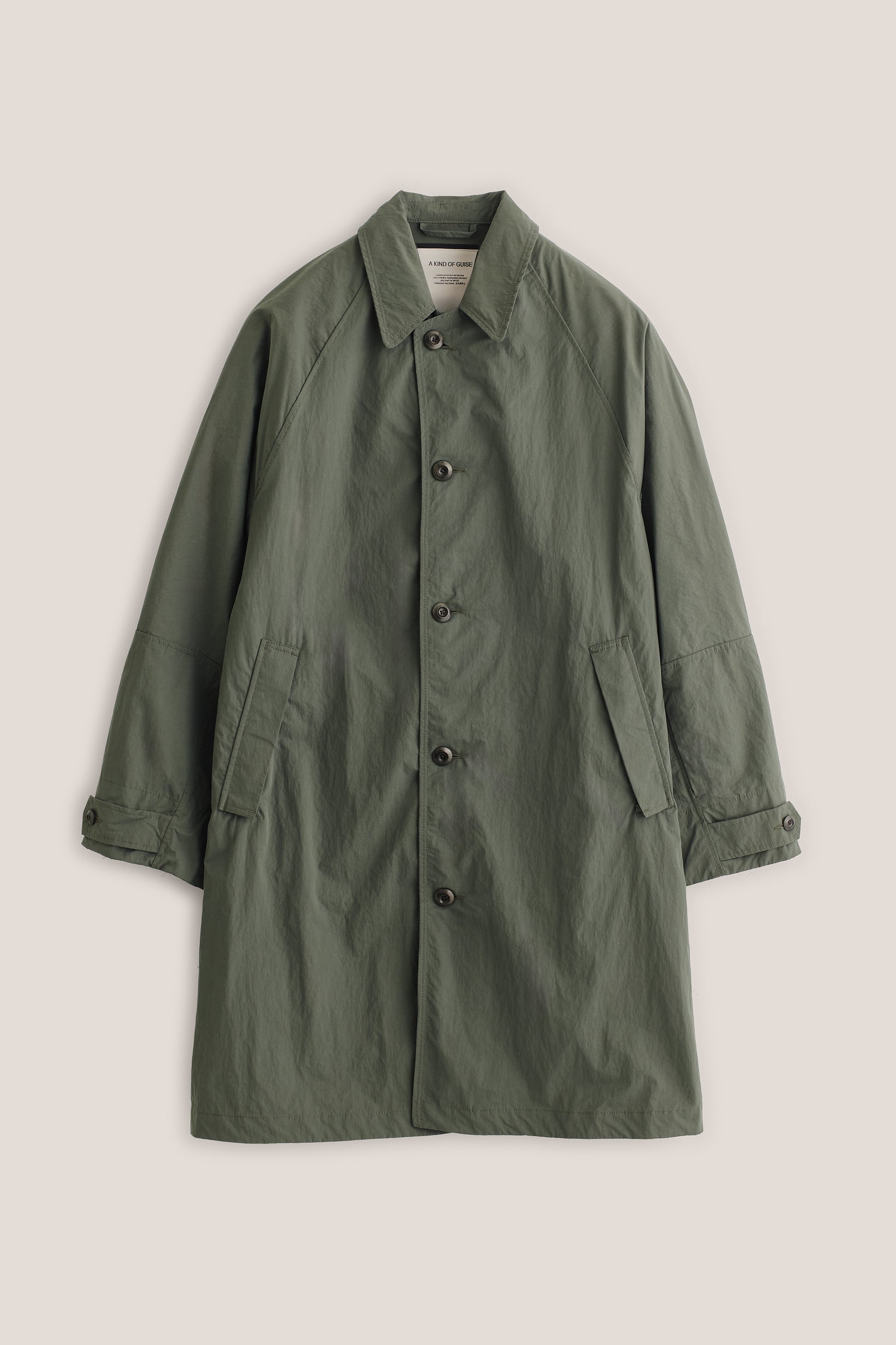 Men's outerwear, oversized Serrara Mac, recycled nylon-cotton blend, water-repellent, olive green, with reverse collar and adjustable cuffs.