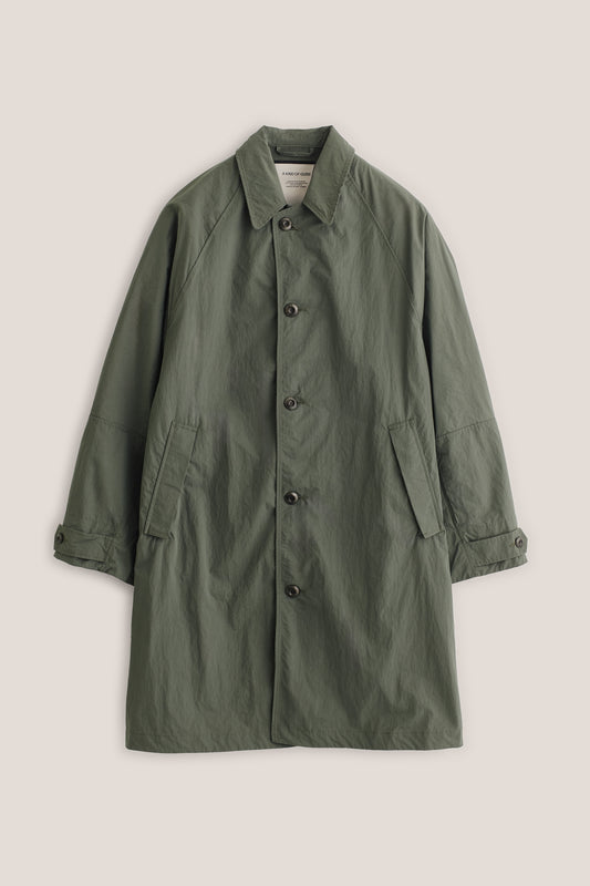 Men's outerwear, oversized Serrara Mac, recycled nylon-cotton blend, water-repellent, olive green, with reverse collar and adjustable cuffs.