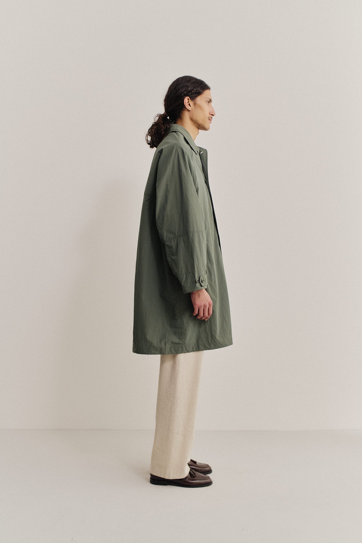 Men's outerwear, oversized Serrara Mac in water-repellent recycled nylon and cotton blend, olive green.