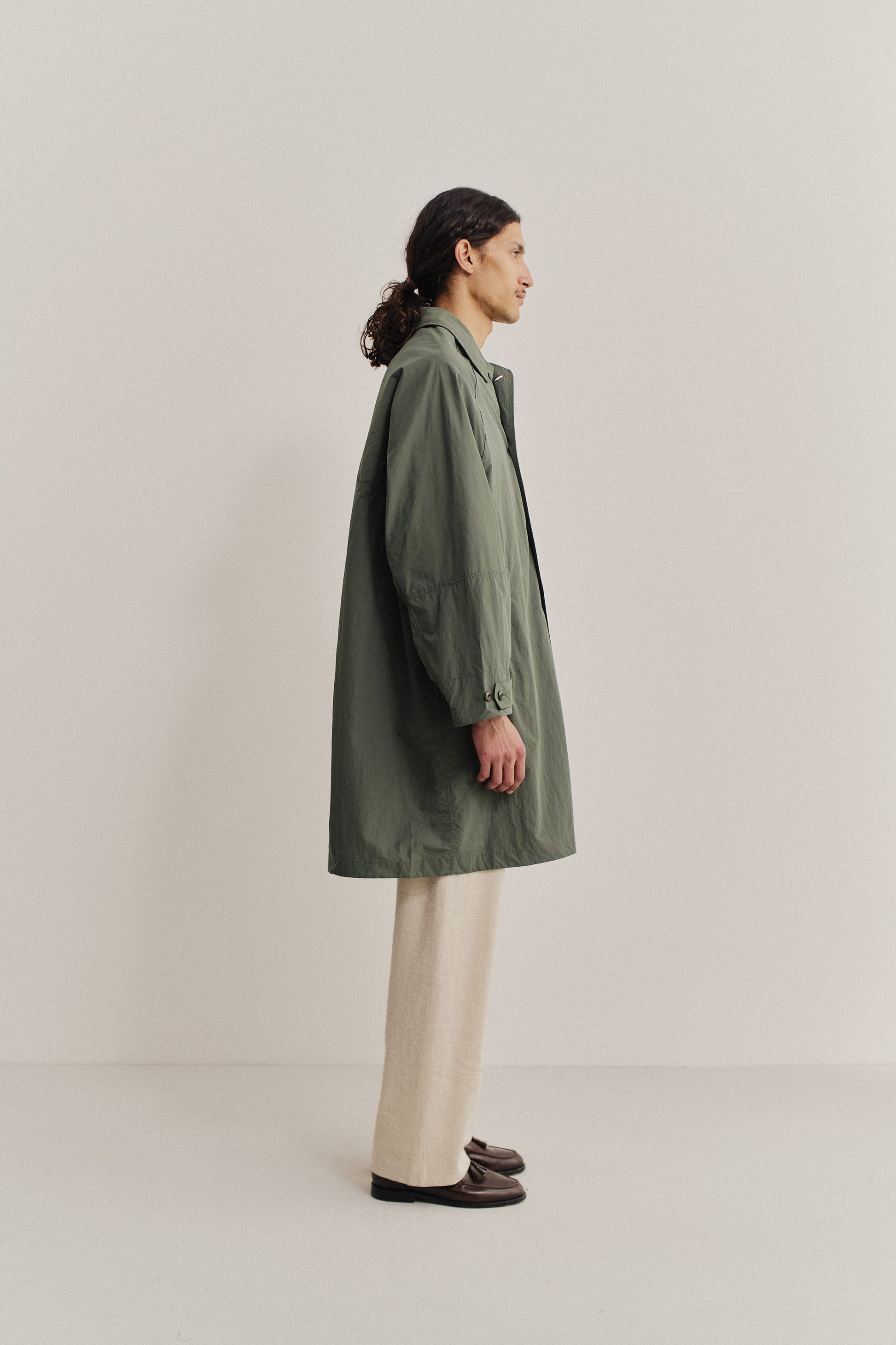 Men's outerwear, oversized Serrara Mac in water-repellent recycled nylon and cotton blend, olive green.