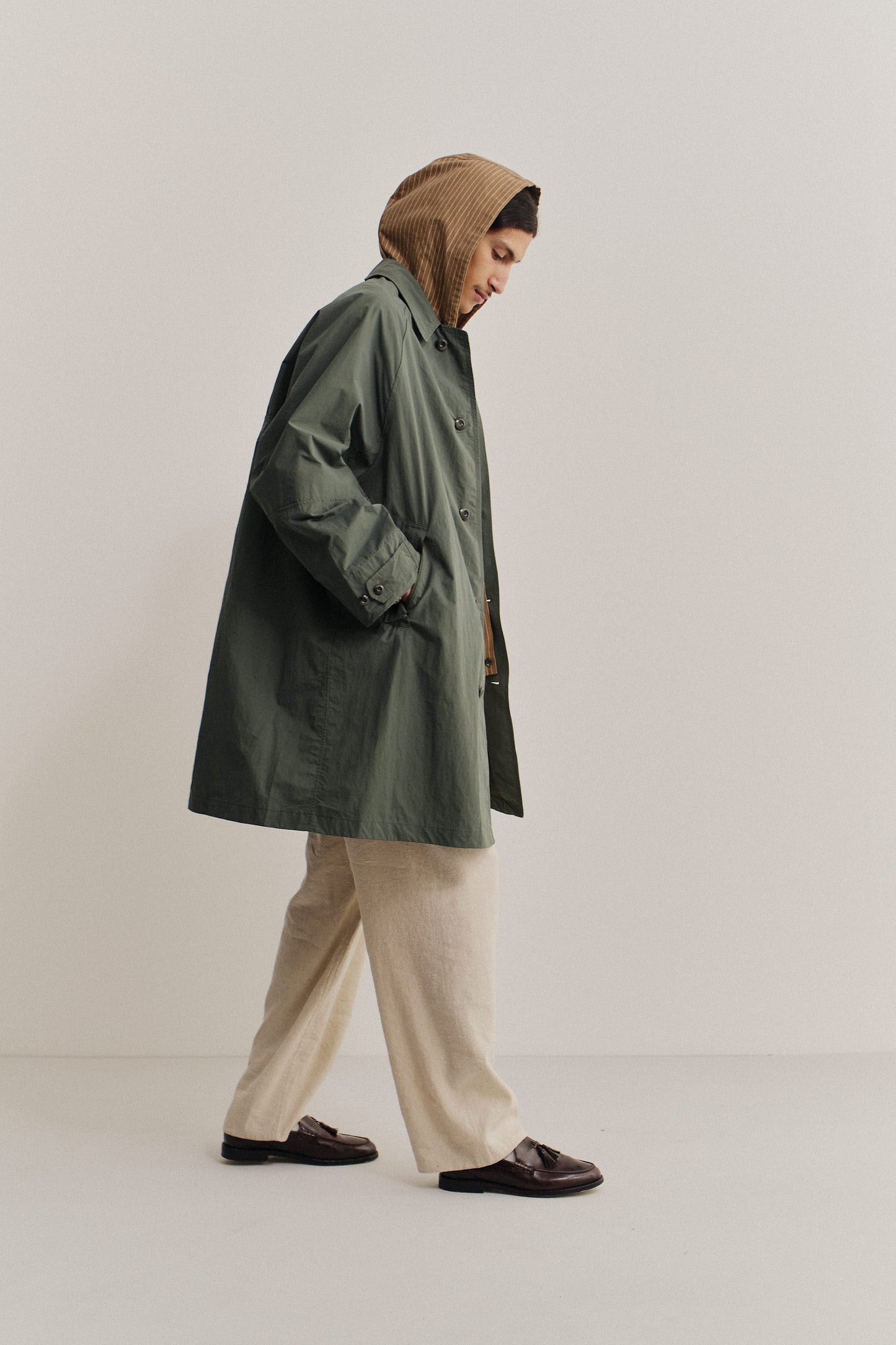 Men's outerwear, oversized Serrara Mac in water-repellent recycled nylon-cotton blend, olive green.