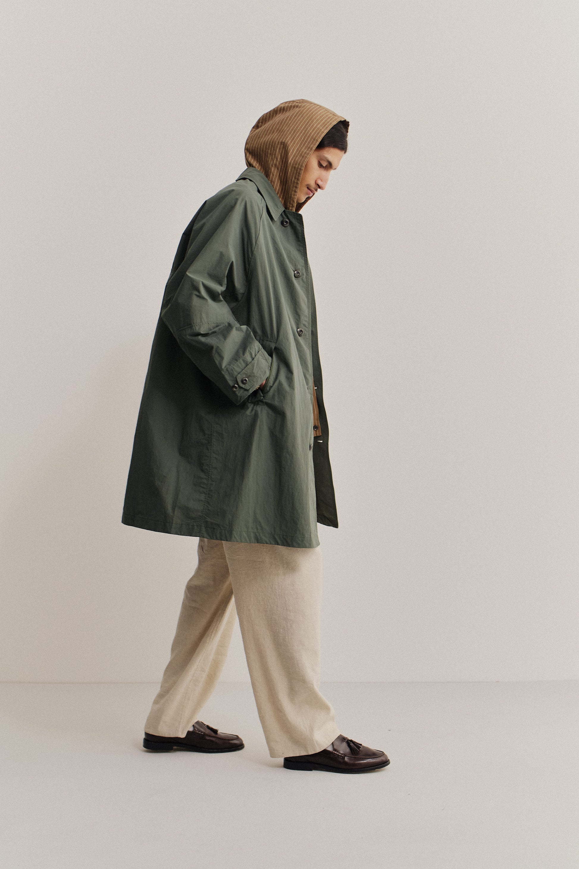 Men's outerwear, oversized Serrara Mac in water-repellent recycled nylon-cotton blend, olive green.