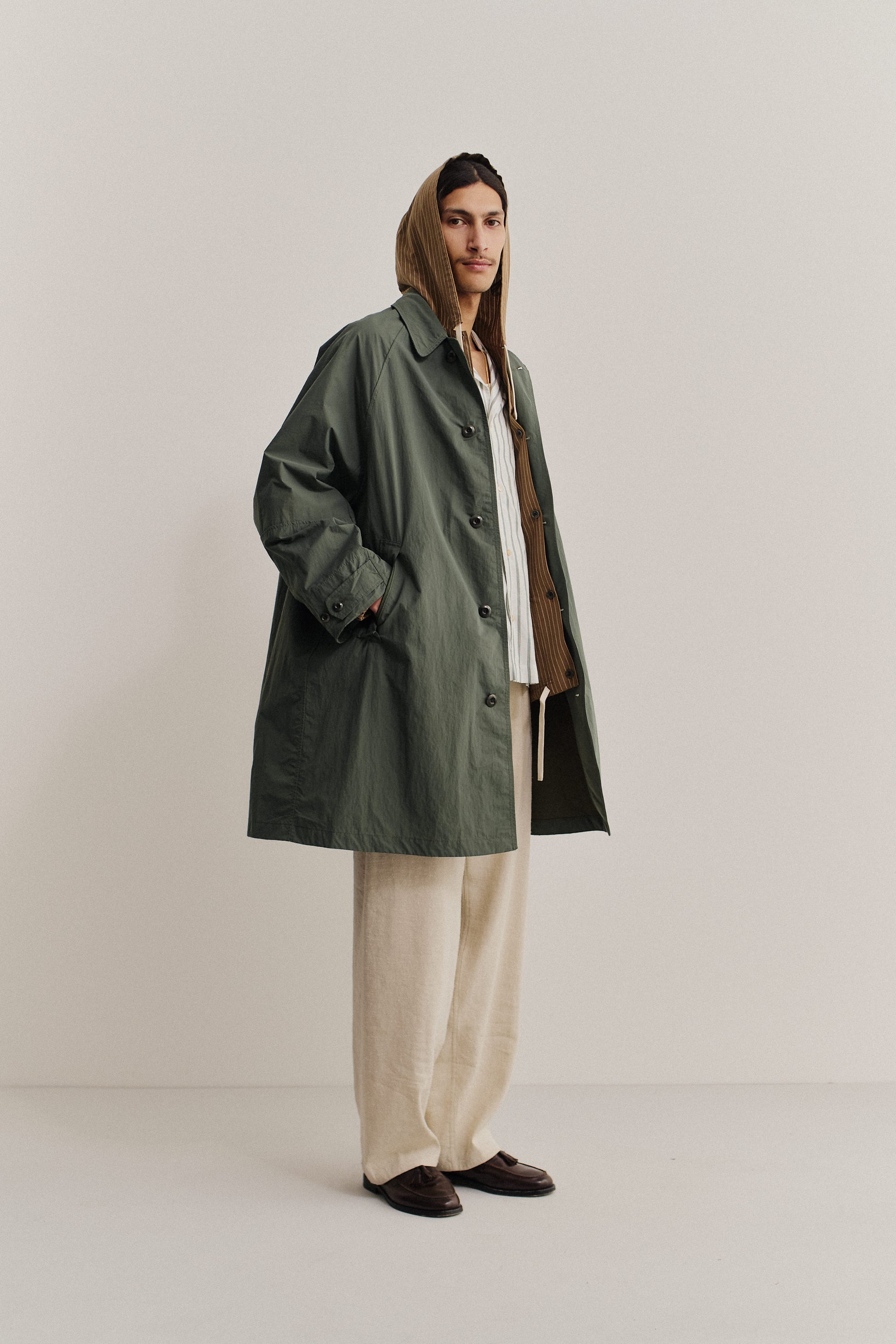 Men's outerwear, oversized Serrara Mac in water-repellent recycled nylon and cotton blend, dark green.