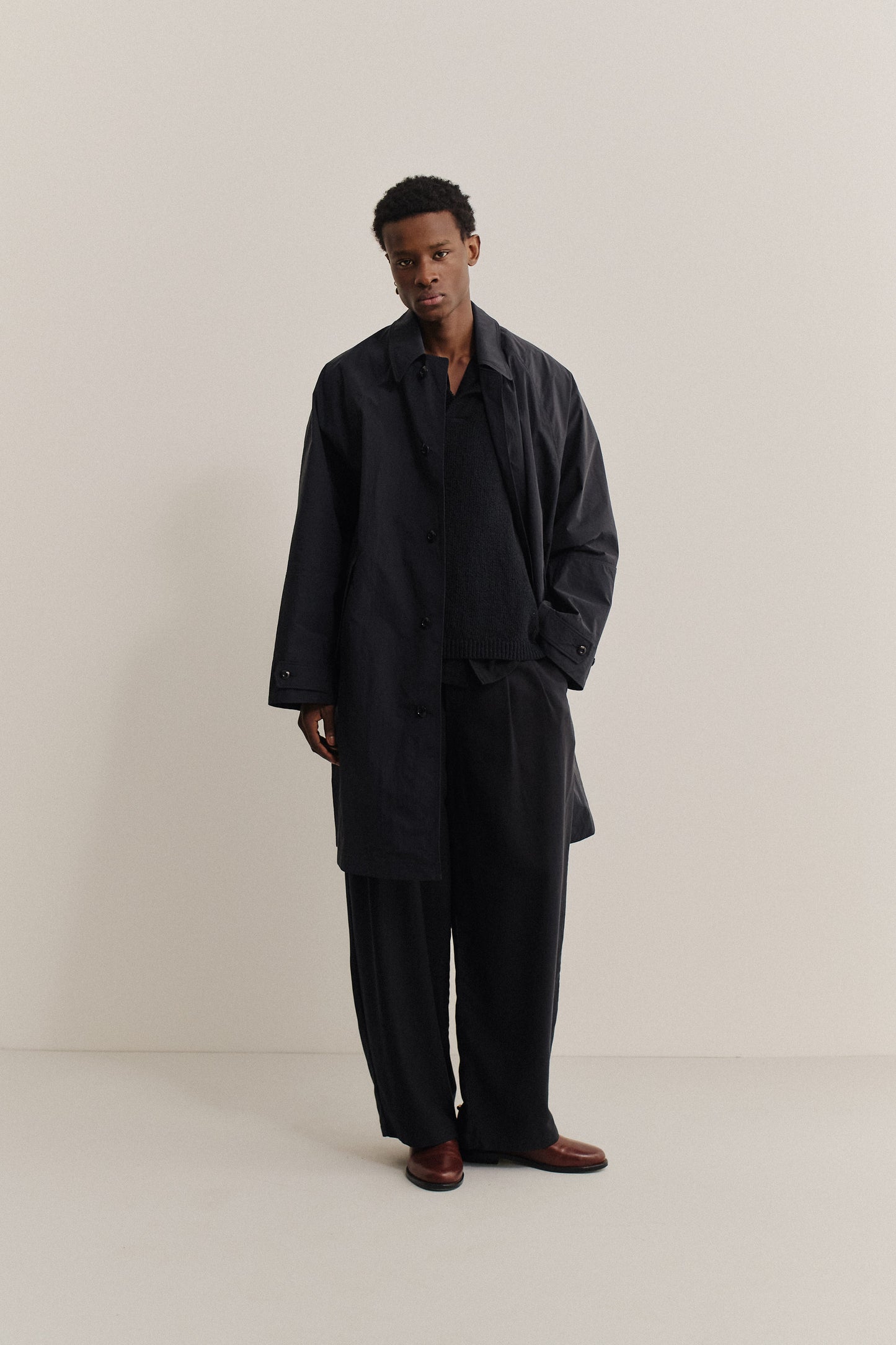 Men's outerwear, oversized water-repellent recycled nylon-cotton blend Serrara Mac in black.