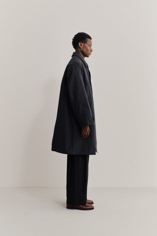Men's outerwear, oversized Serrara Mac in water-repellent recycled nylon-cotton blend, black.