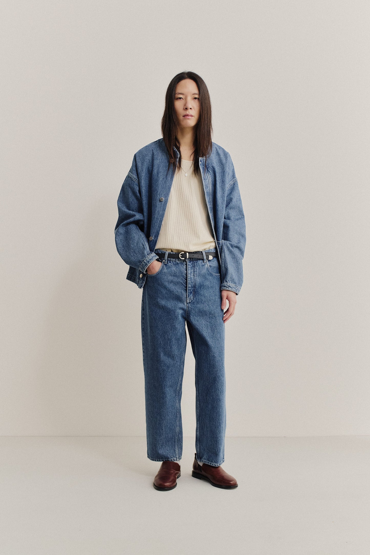 Men's long-pants, cotton mix denim, stone washed blue, loose fit, tapered leg, cropped length.