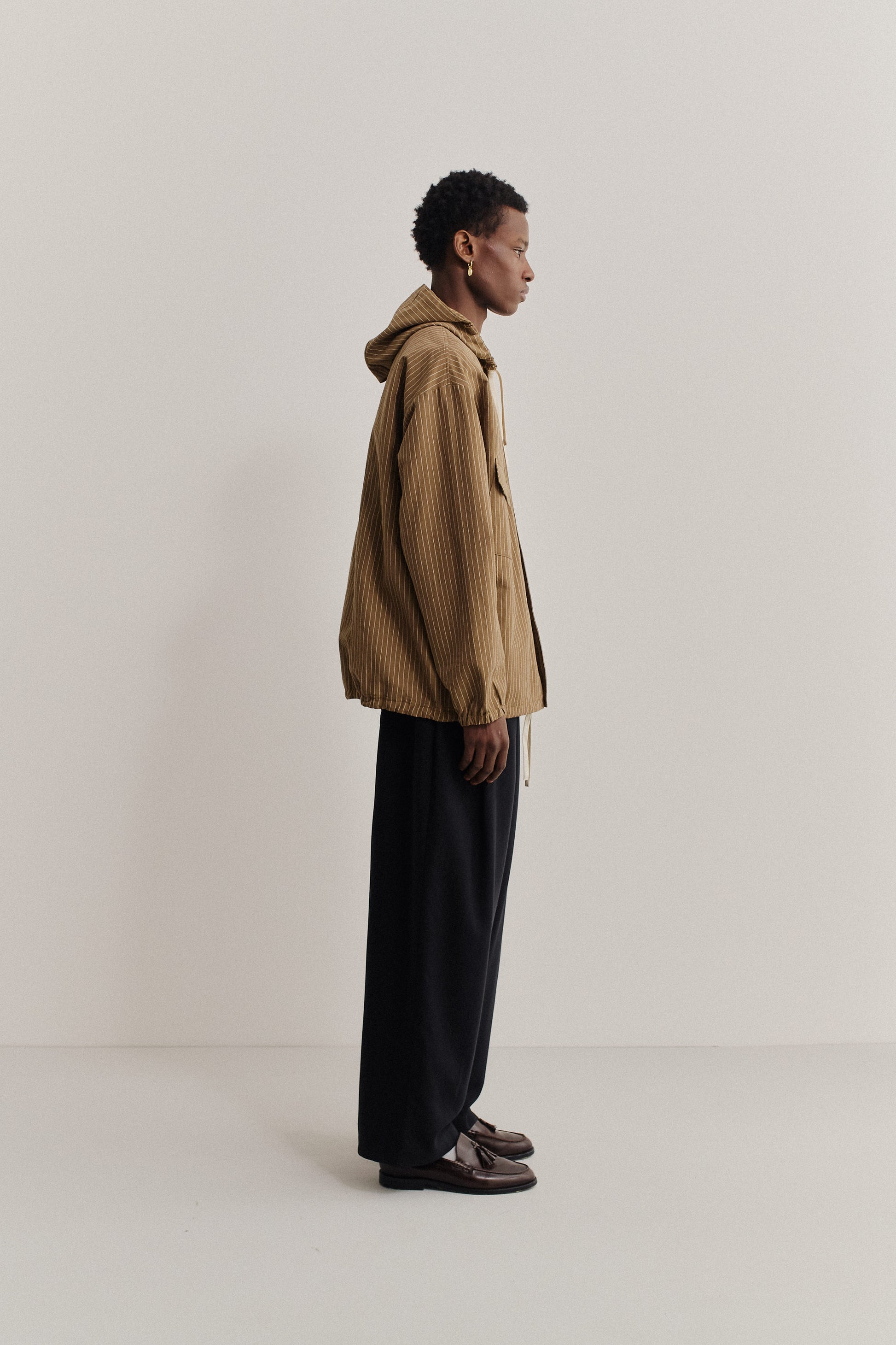Men's outerwear jacket, cotton-linen seersucker with pinstripes, light brown, regular fit, adjustable hem.