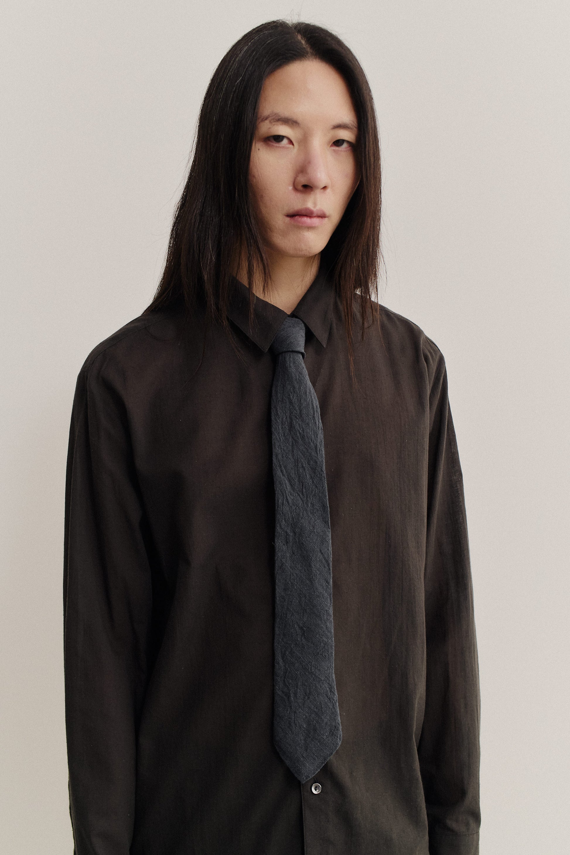 Men's accessories, Tulio Tie in dark grey Irish linen with a vintage texture, worn with a dark shirt.