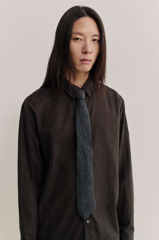 Men's accessories, Tulio Tie in dark grey Irish linen with a vintage texture, worn with a dark shirt.