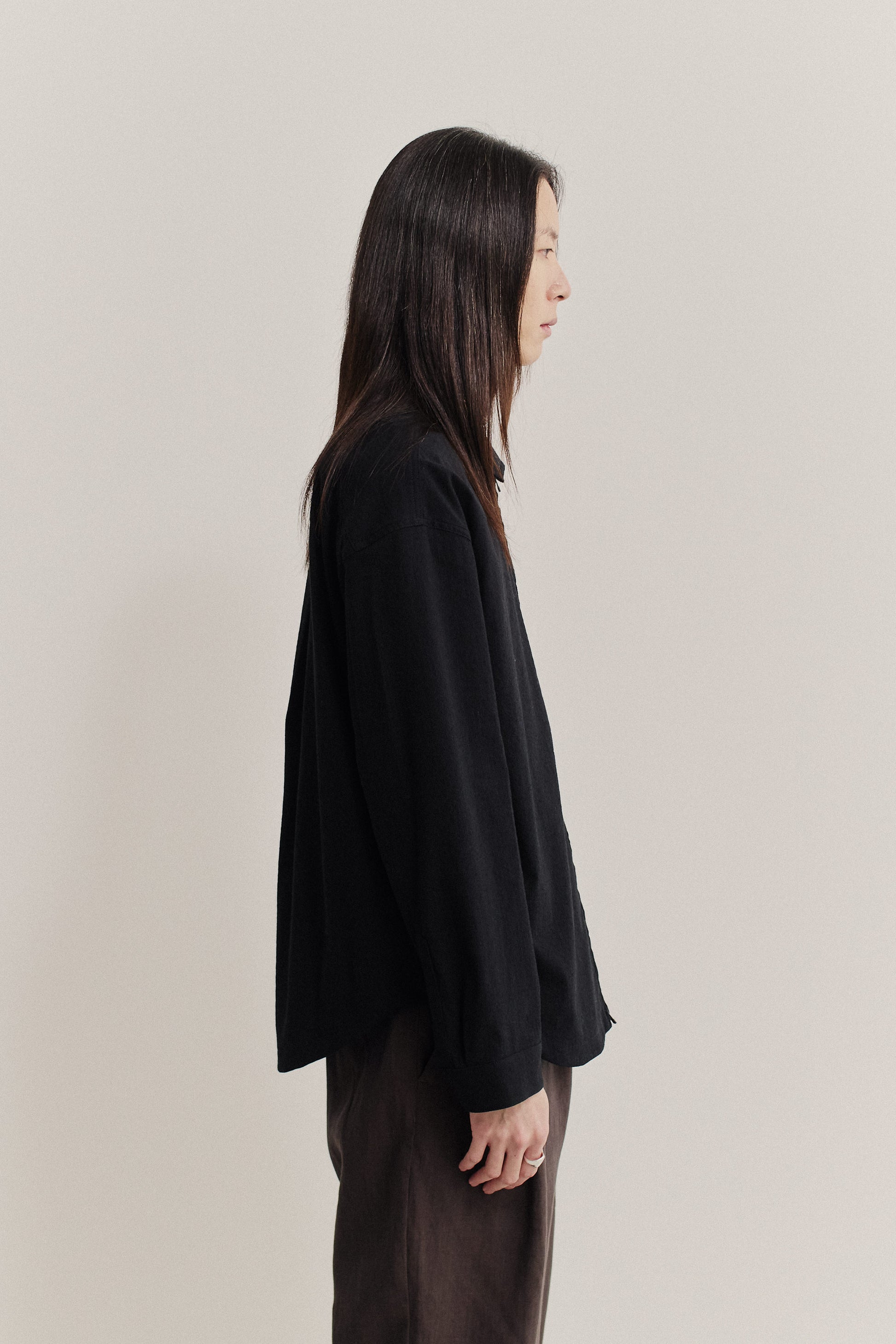 Men's long-sleeved shirt, black cotton-viscose blend, pre-washed, with a two-way zipper and patch pocket.