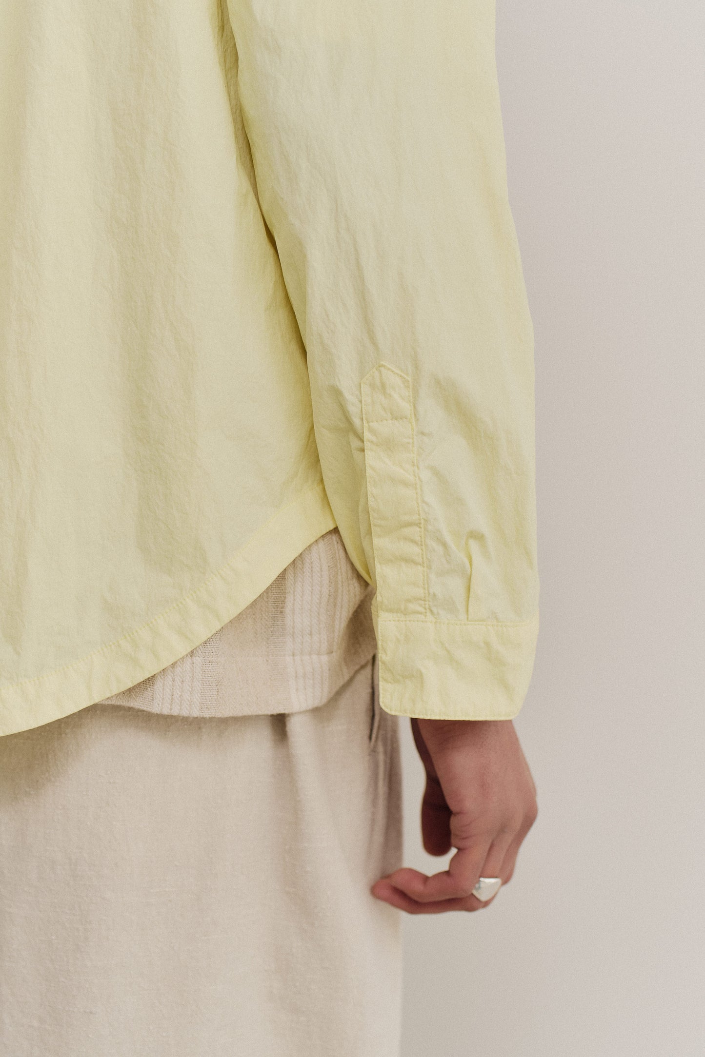 Men's long-sleeved shirt, recycled polyamide, garment-dyed light yellow, with adjustable cuffs.