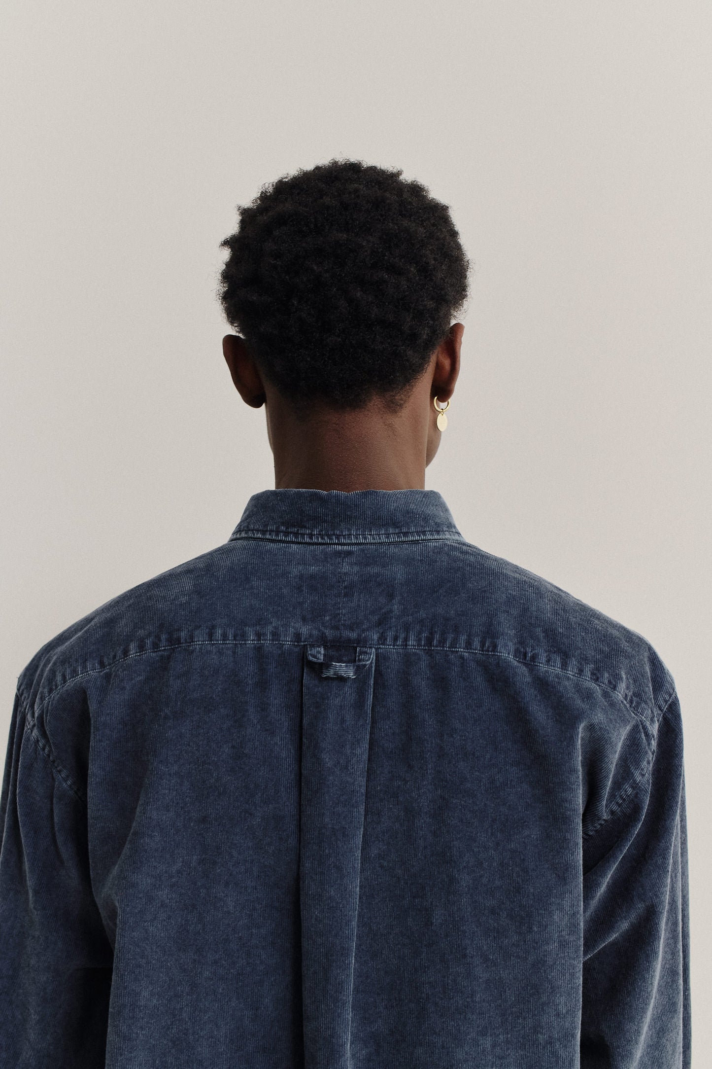 Men's long-sleeved shirt, cotton light corduroy, garment washed, navy, with a back pleat and locker loop.