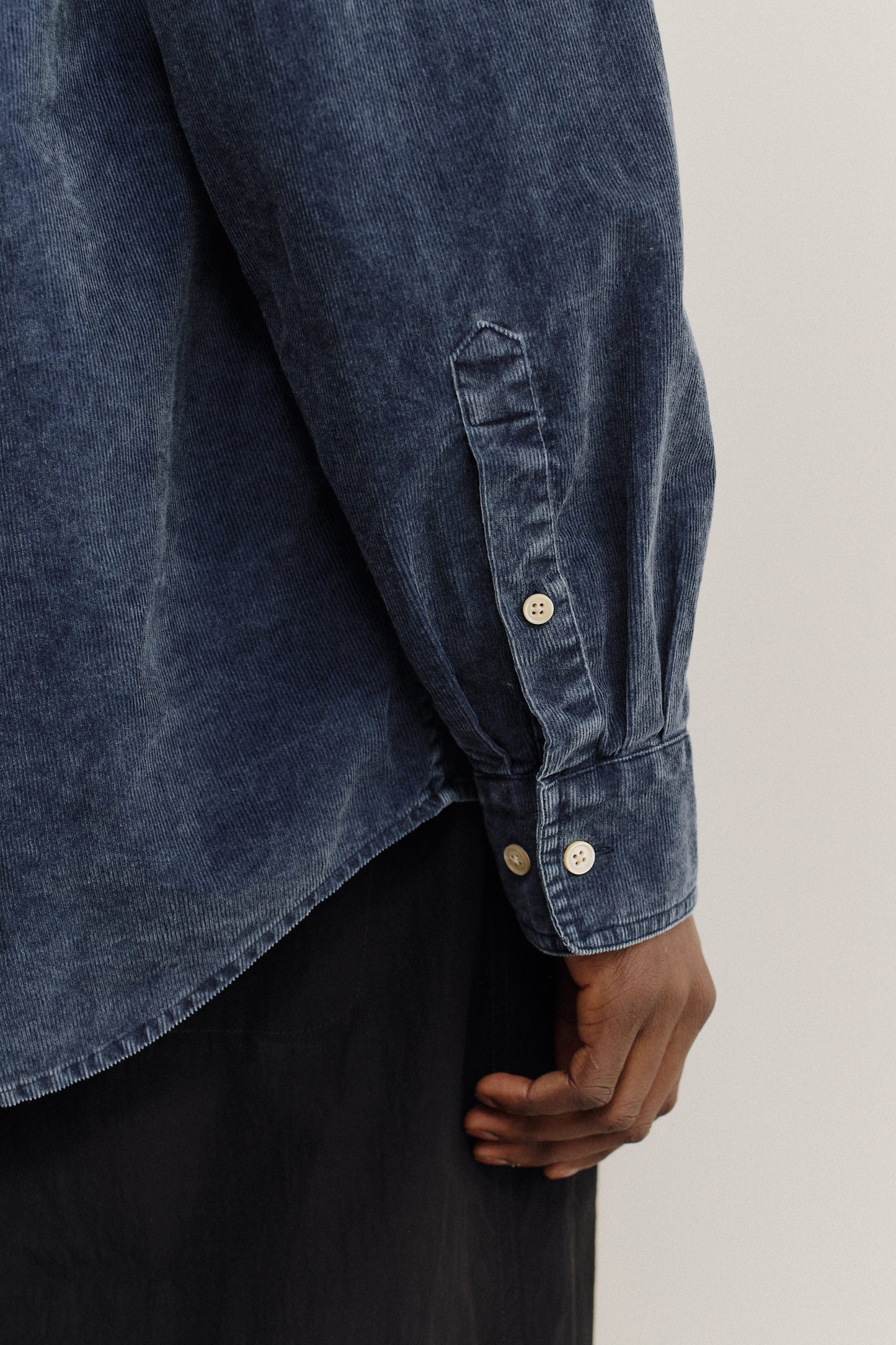 Men's long-sleeved shirt, 100% cotton light corduroy, garment washed, navy, with adjustable cuffs and white buttons.