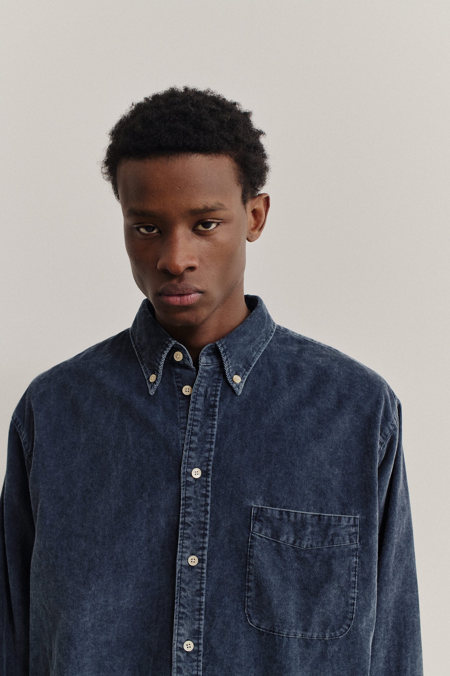 Men's long-sleeved shirt, 100% cotton light corduroy, garment washed, navy, oversized, with patch pocket.