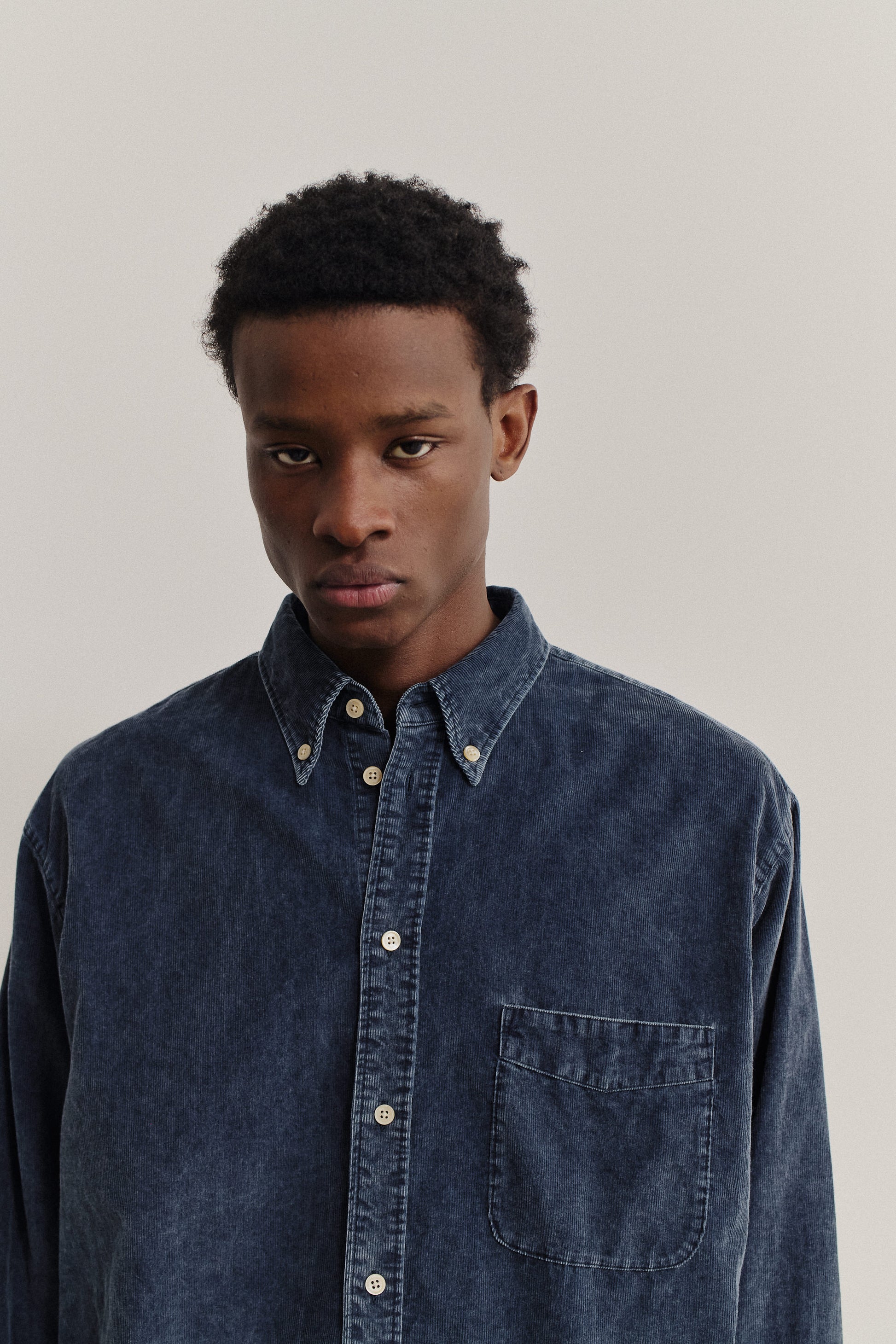 Men's long-sleeved shirt, 100% cotton light corduroy, garment washed, navy, oversized, with patch pocket.