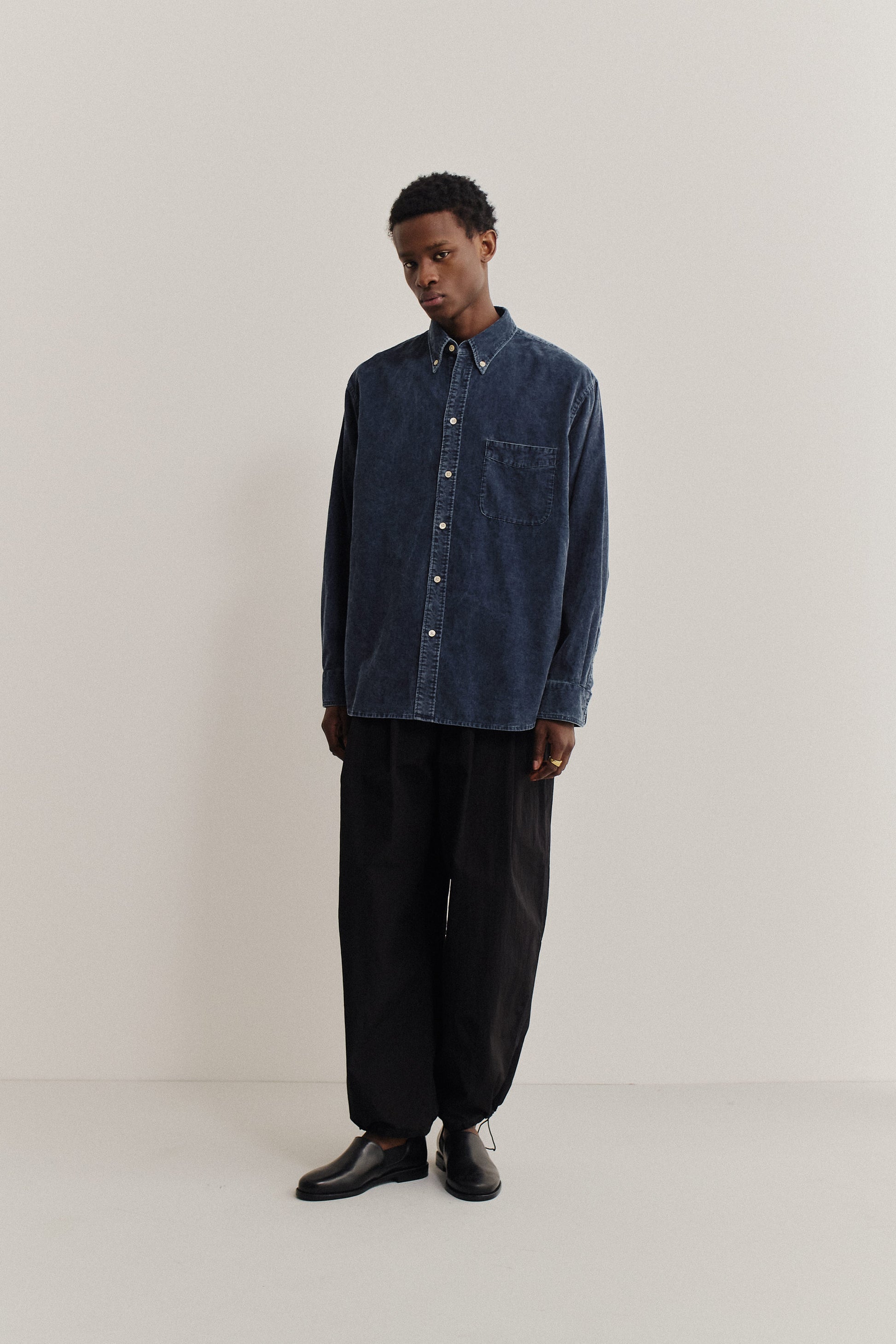 Men's long-sleeved shirt, cotton light corduroy, garment washed, navy blue, with patch pocket.