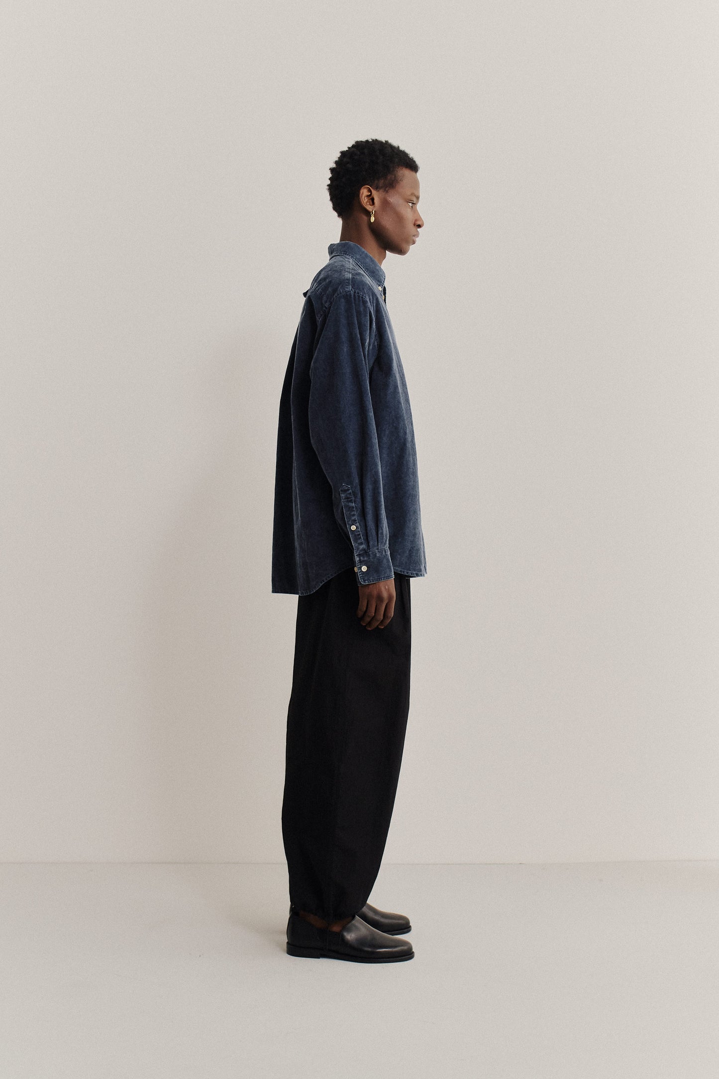 Men's long-sleeved shirt, 100% cotton light corduroy, garment-washed navy, oversized with curved hem.
