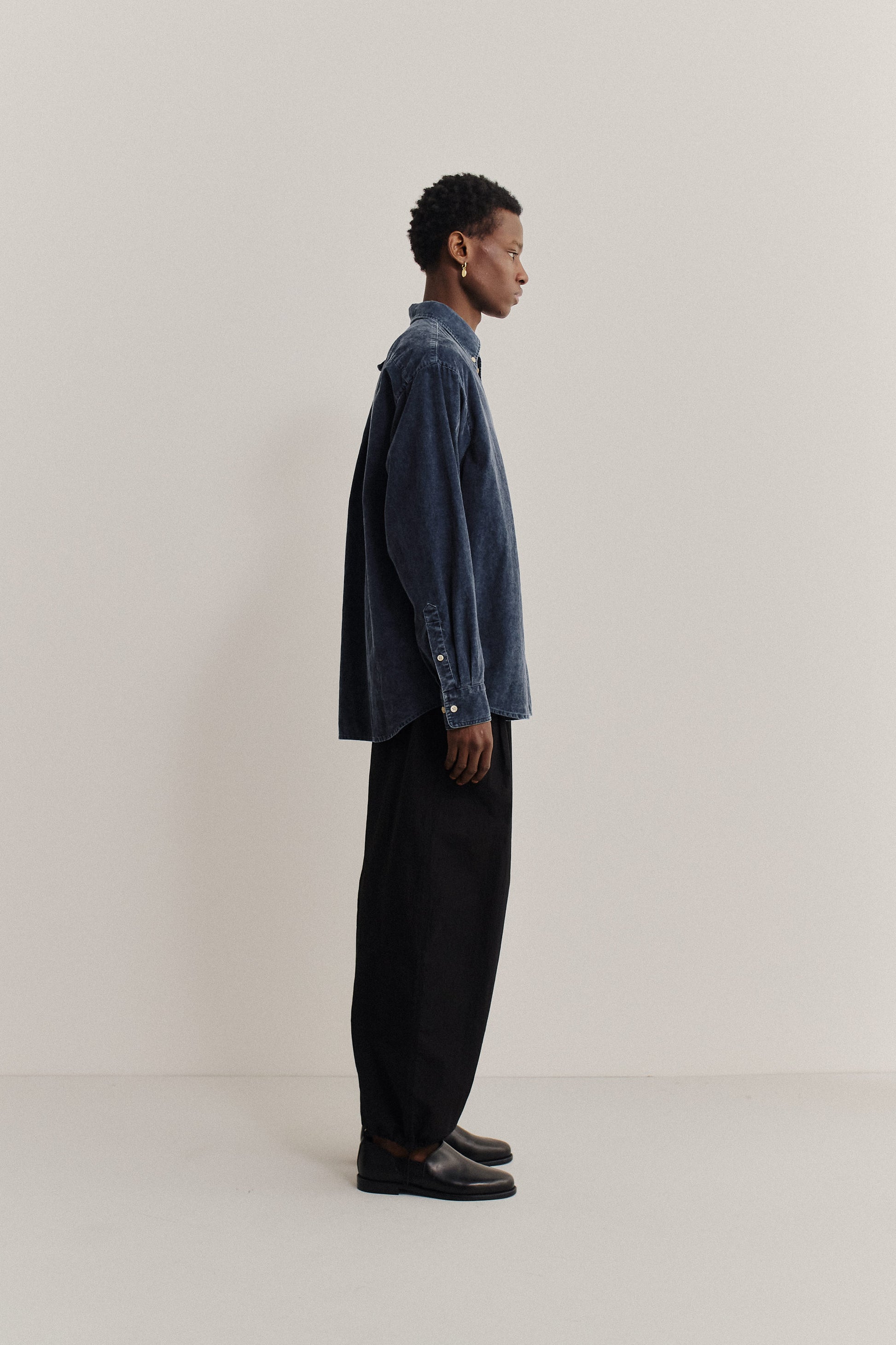 Men's long-sleeved shirt, 100% cotton light corduroy, garment-washed navy, oversized with curved hem.