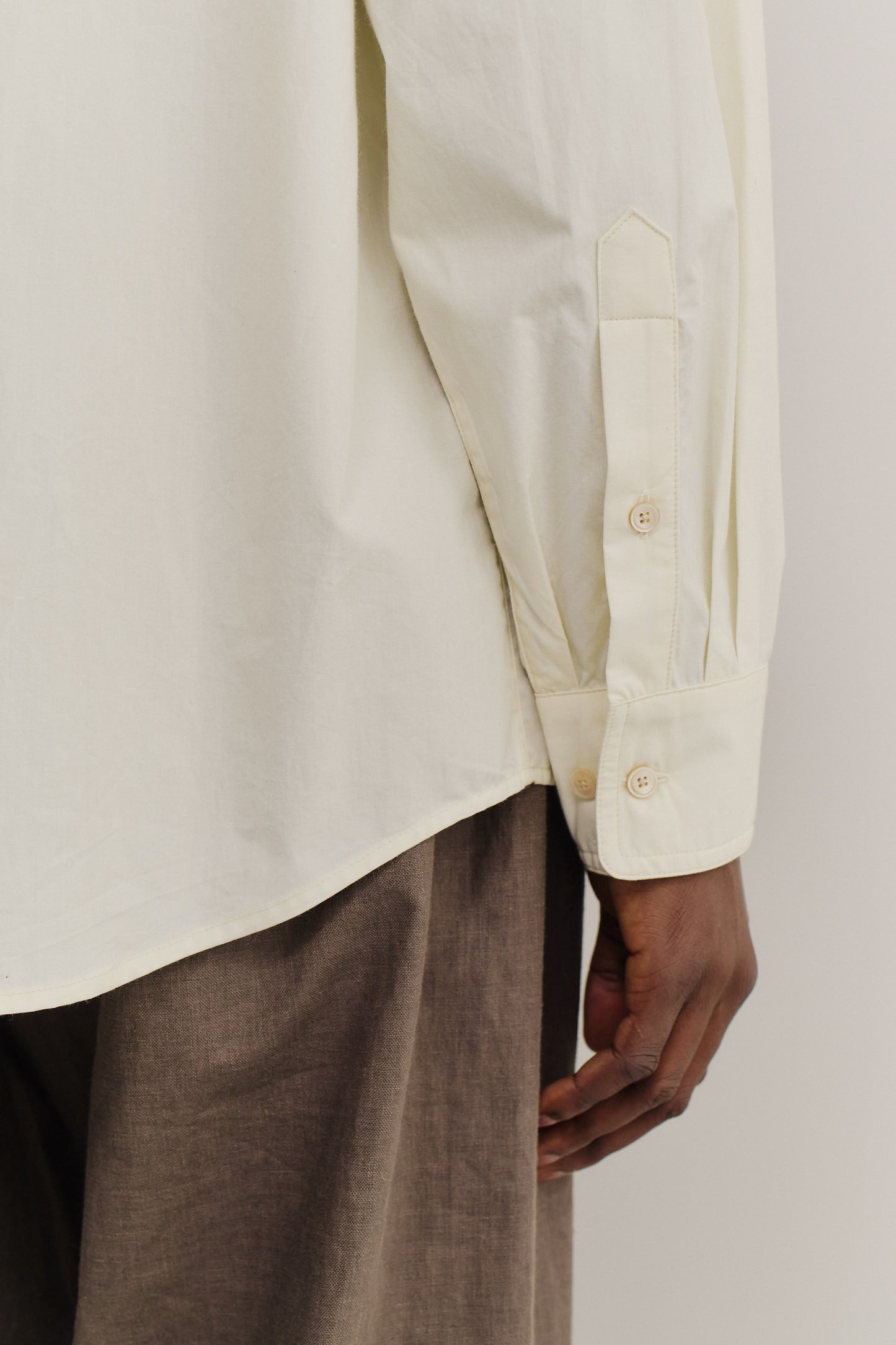 Men's long-sleeved shirt, organic cotton, garment washed, off-white, with adjustable cuffs.