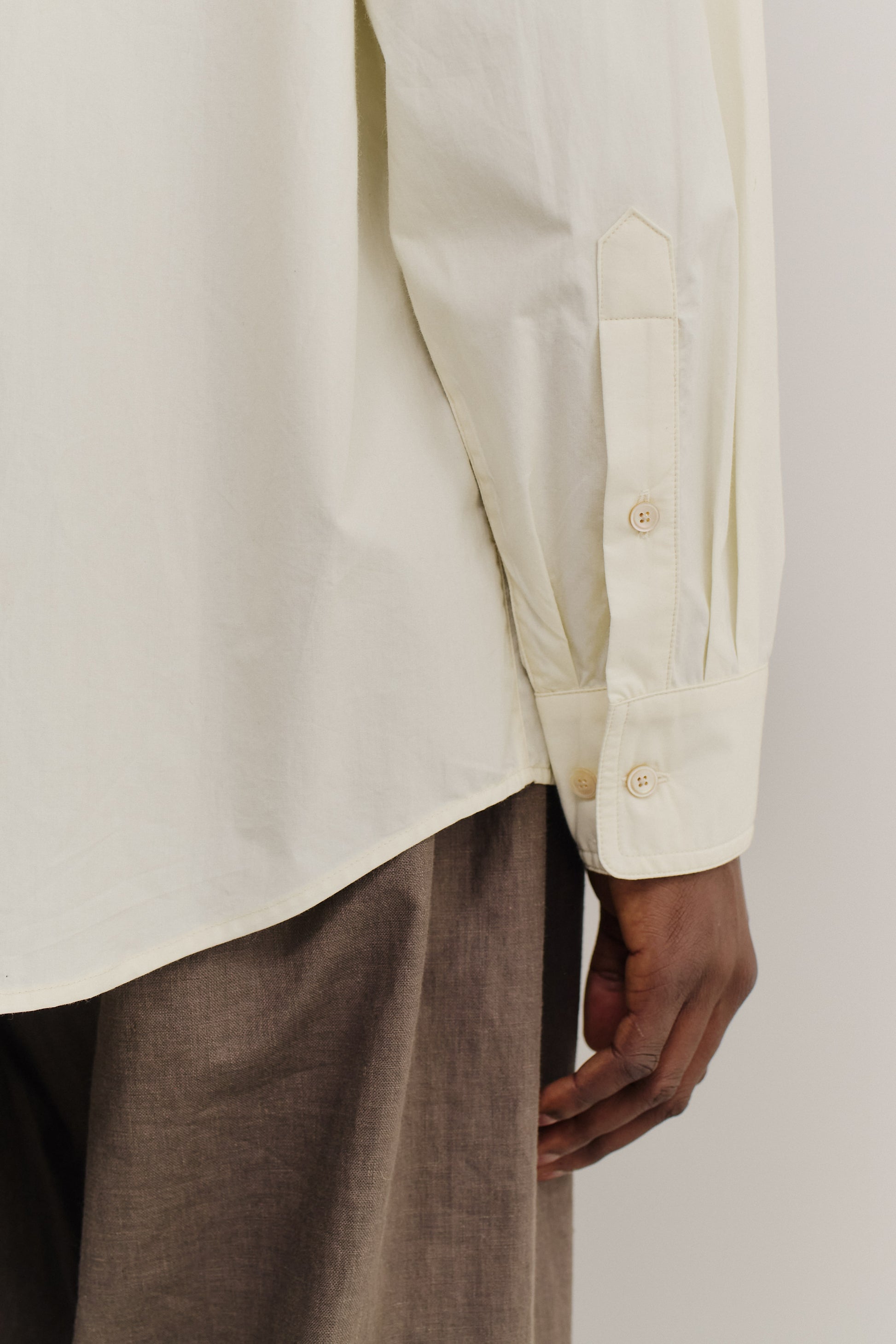 Men's long-sleeved shirt, organic cotton, garment washed, off-white, with adjustable cuffs.