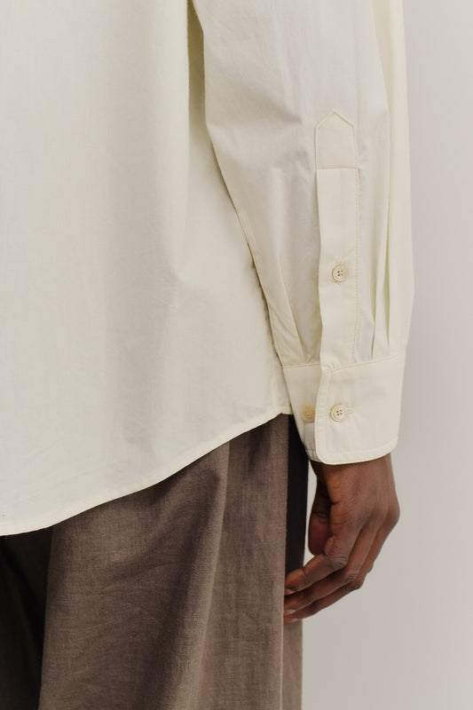 Men's long-sleeved shirt, organic cotton, garment washed, off-white, with adjustable cuffs.