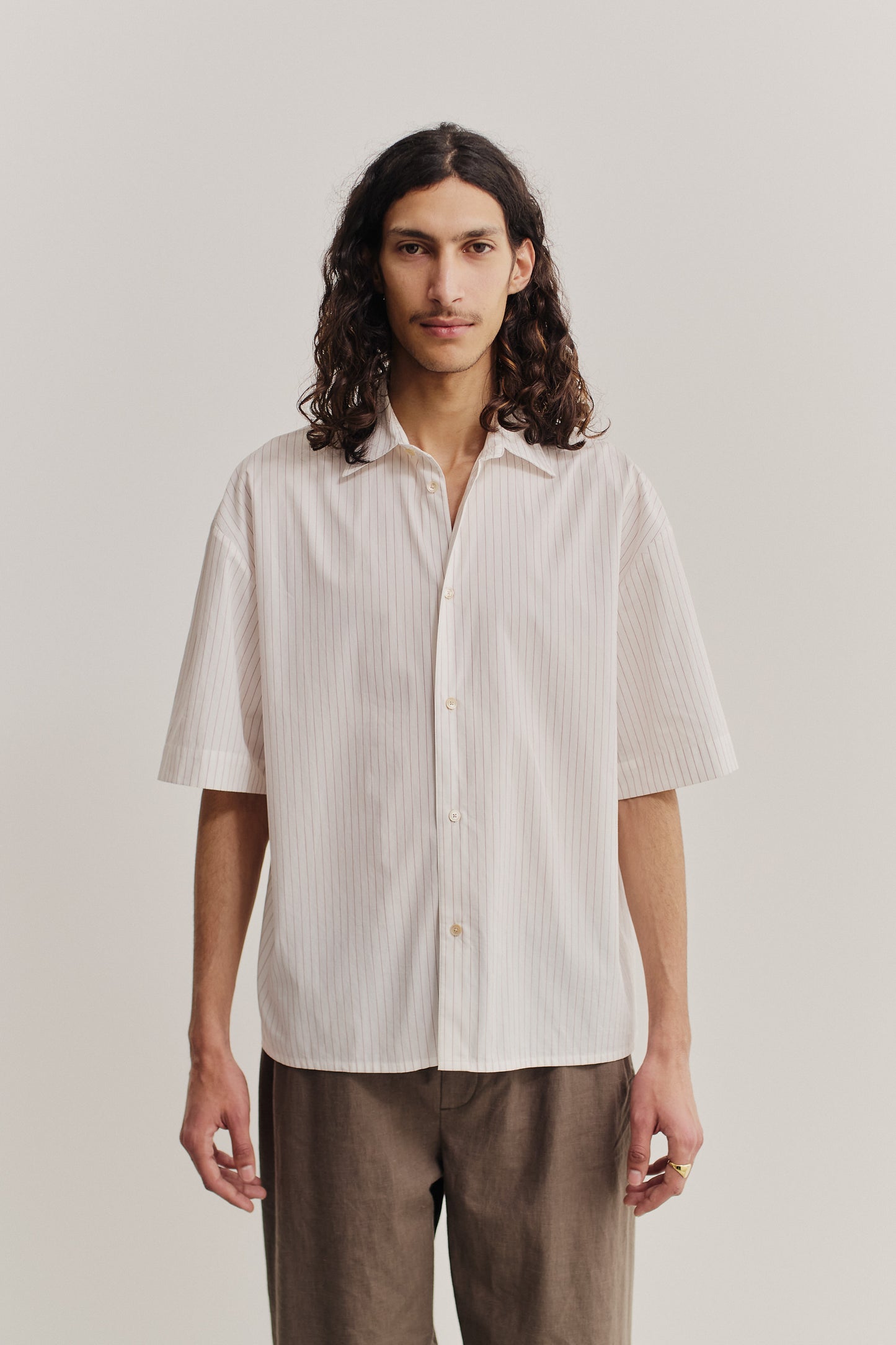 Men's short-sleeved shirt, 100% cotton, off-white with burgundy pinstripes, boxy fit.
