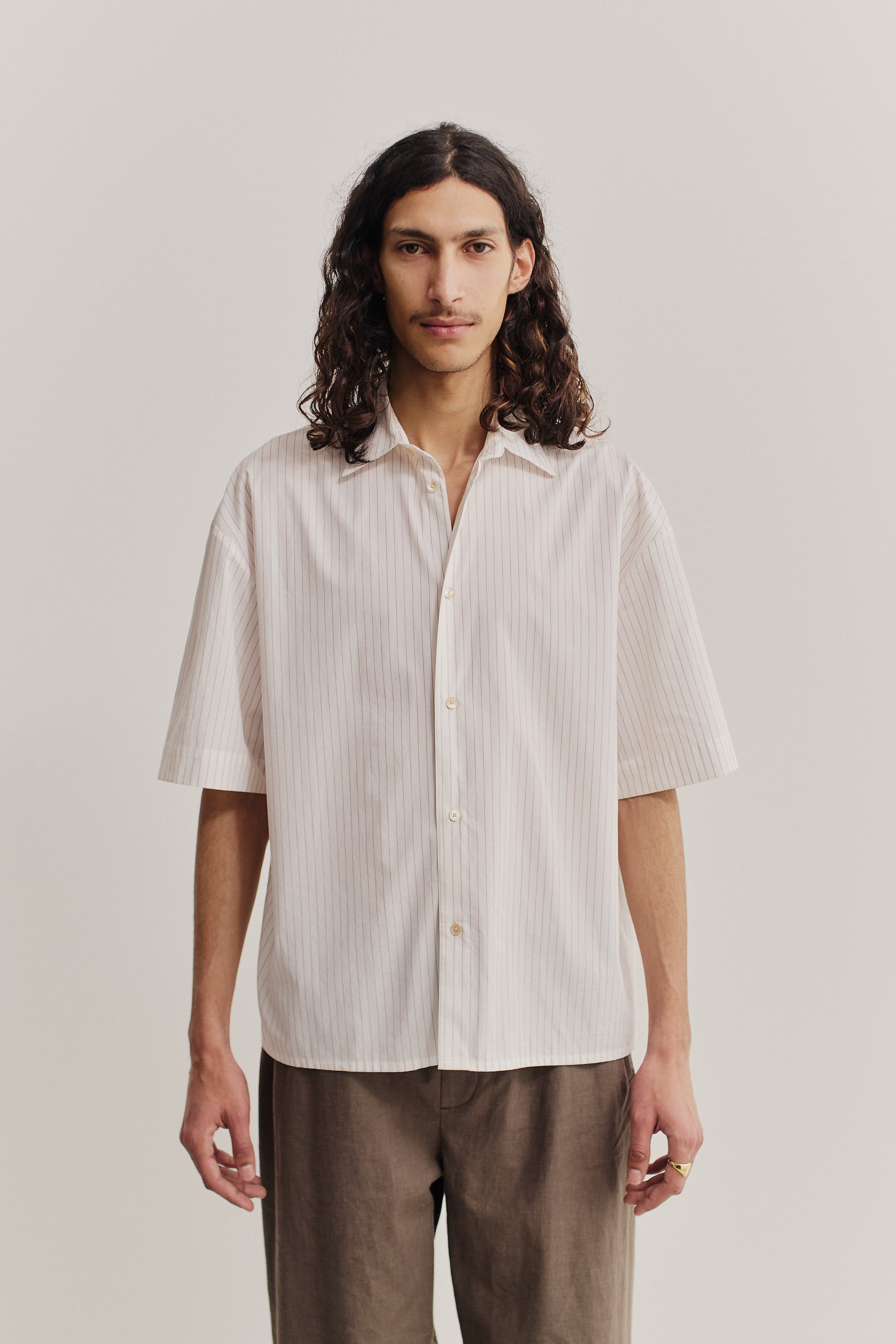 Men's short-sleeved shirt, 100% cotton, off-white with burgundy pinstripes, boxy fit.
