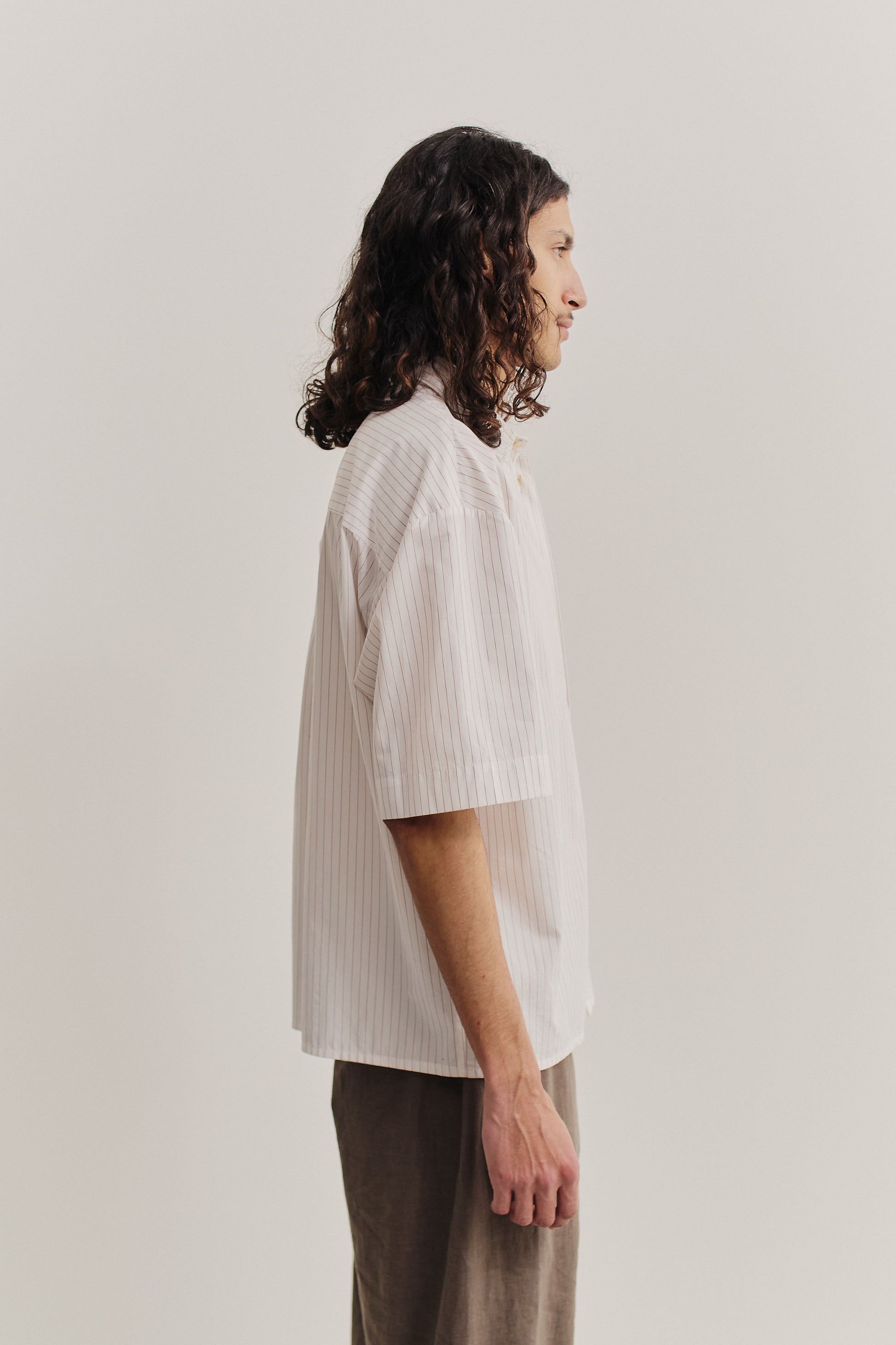 Men's short-sleeved shirt, 100% cotton, off-white with burgundy pinstripes, boxy fit.