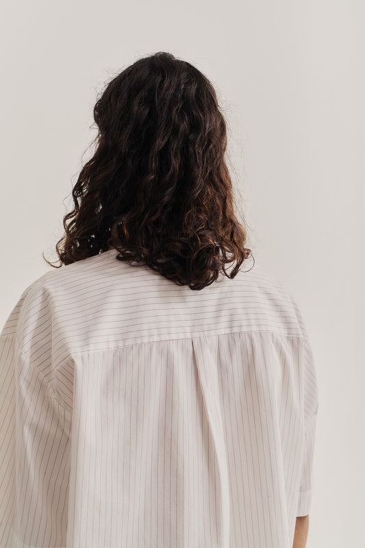 Men's short-sleeved shirt, 100% cotton, off-white with burgundy pinstripes, boxy fit.