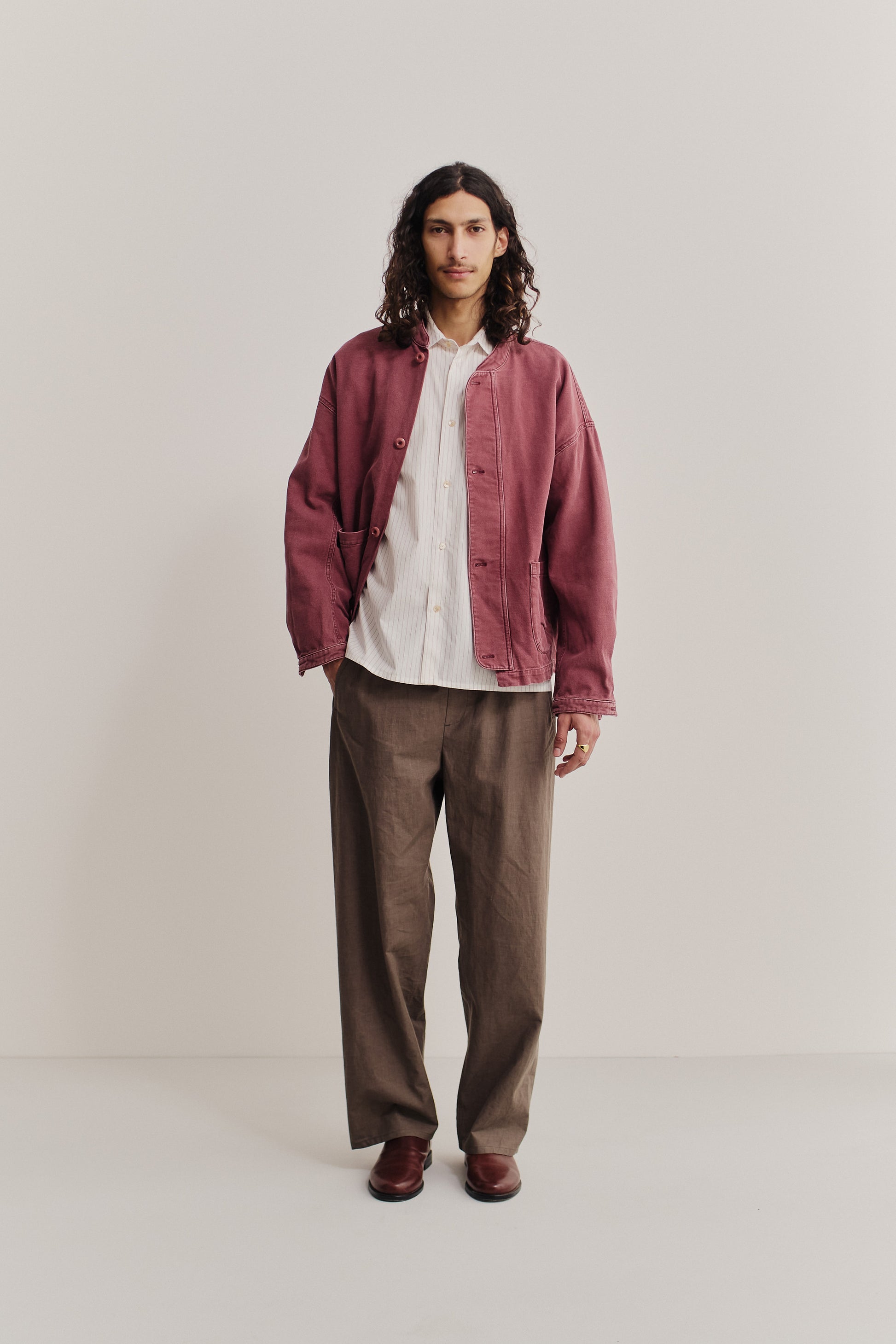 Men's short-sleeved shirt, 100% cotton, off-white with burgundy pinstripes, boxy fit.
