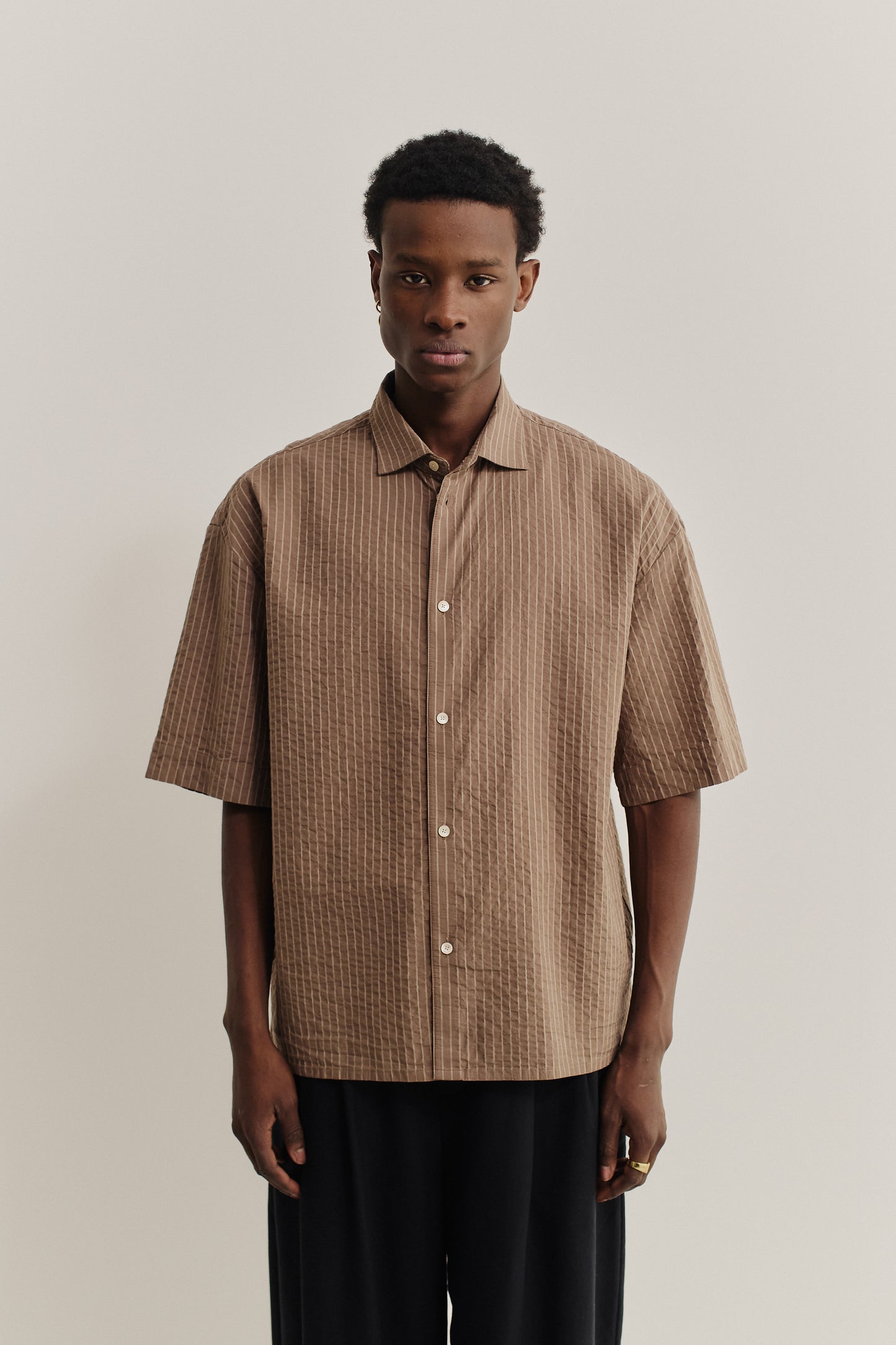 Men's short-sleeved shirt, organic cotton seersucker, cocoa brown stripes, boxy fit.