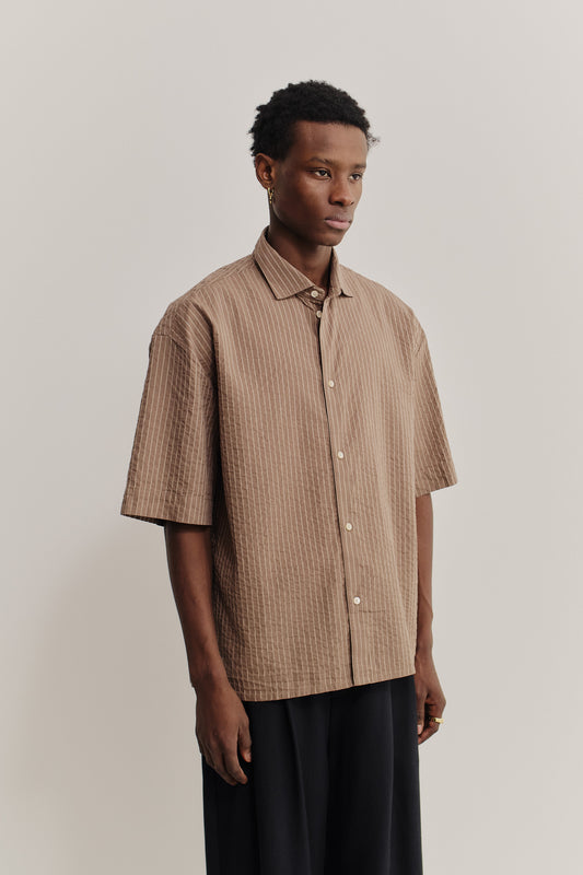 Men's short-sleeved shirt, organic cotton seersucker, cocoa brown stripes, wide boxy fit.