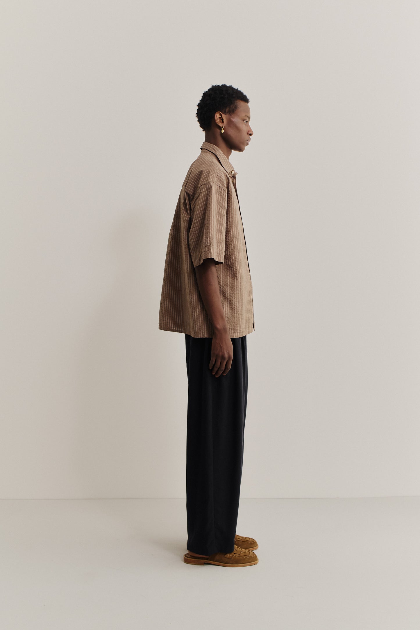 Men's short-sleeved shirt, organic cotton seersucker, cocoa brown stripes, boxy fit.