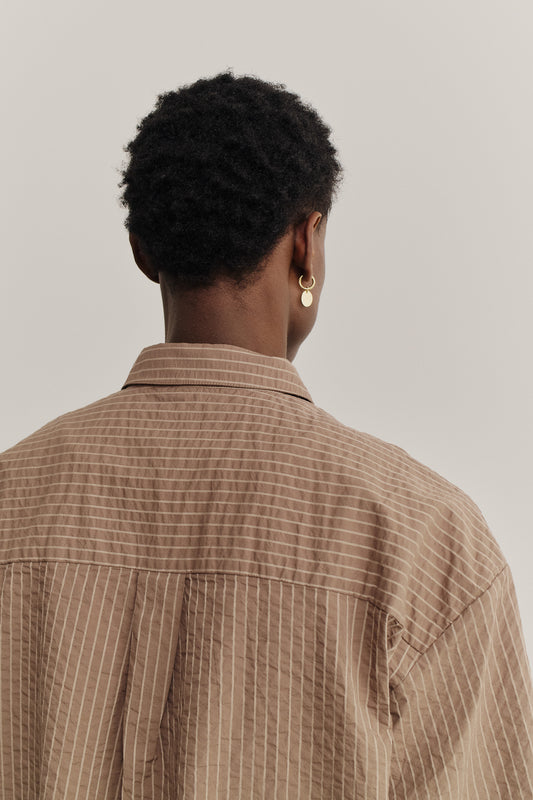 Men's short-sleeved shirt, organic cotton seersucker, cocoa brown stripes, wide boxy fit.