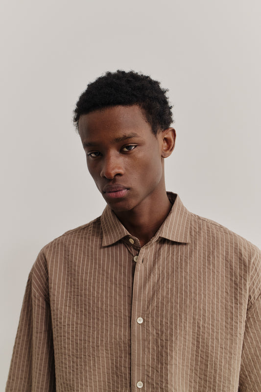 Men's short-sleeved shirt, organic cotton seersucker, cocoa brown stripes, boxy fit.