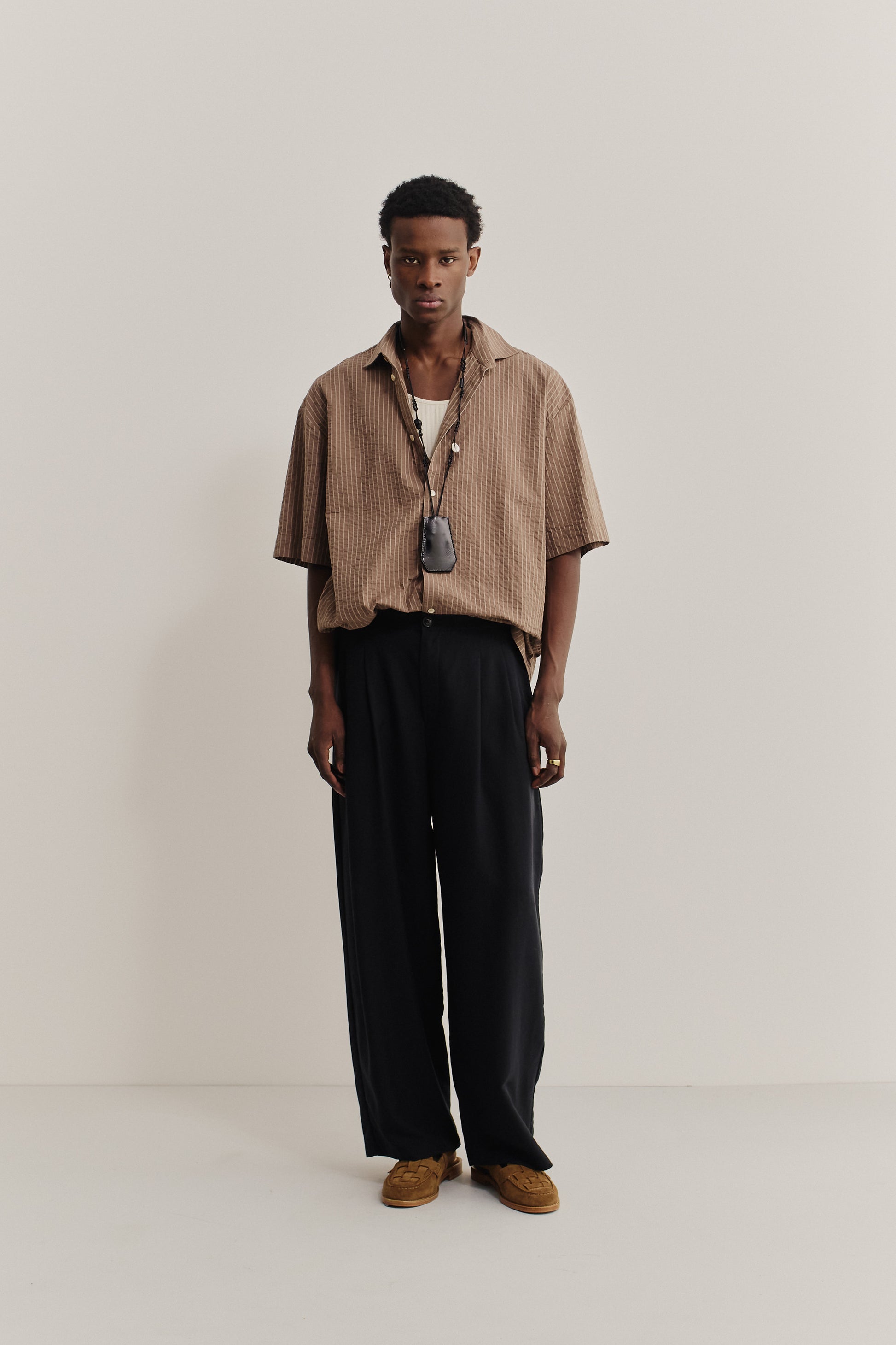 Men's short-sleeved shirt, organic cotton seersucker, cocoa brown stripes, wide boxy fit.