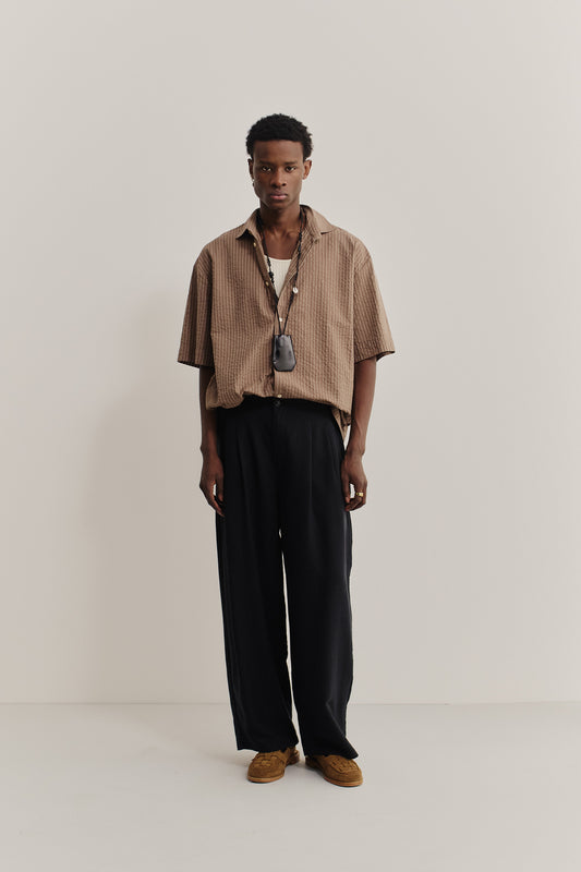 Men's short-sleeved shirt, organic cotton seersucker, cocoa brown stripes, wide boxy fit.