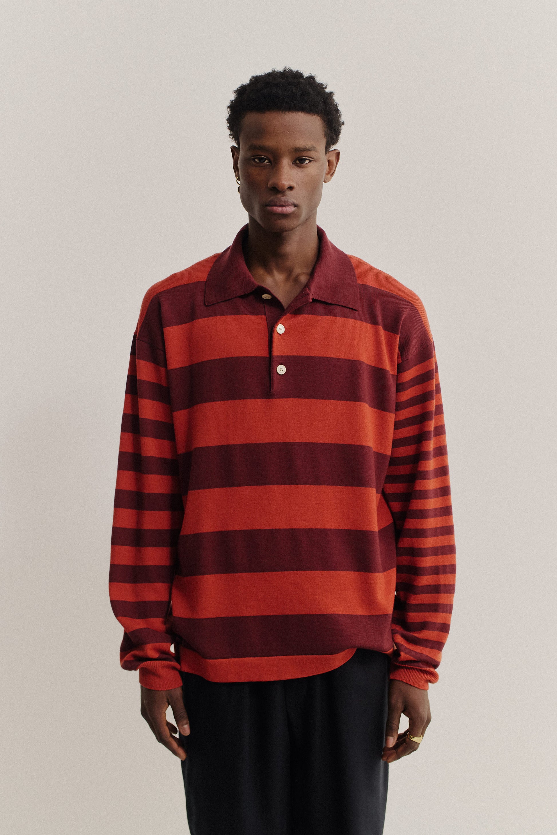 Men's long-sleeved knit polo shirt, 100% fine merino wool, striped in red and burgundy.