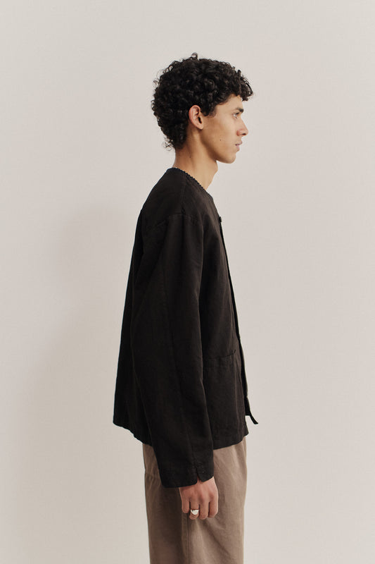 Men's long-sleeved overshirt, linen and cotton blend, garment-dyed deep black, with patch pockets.
