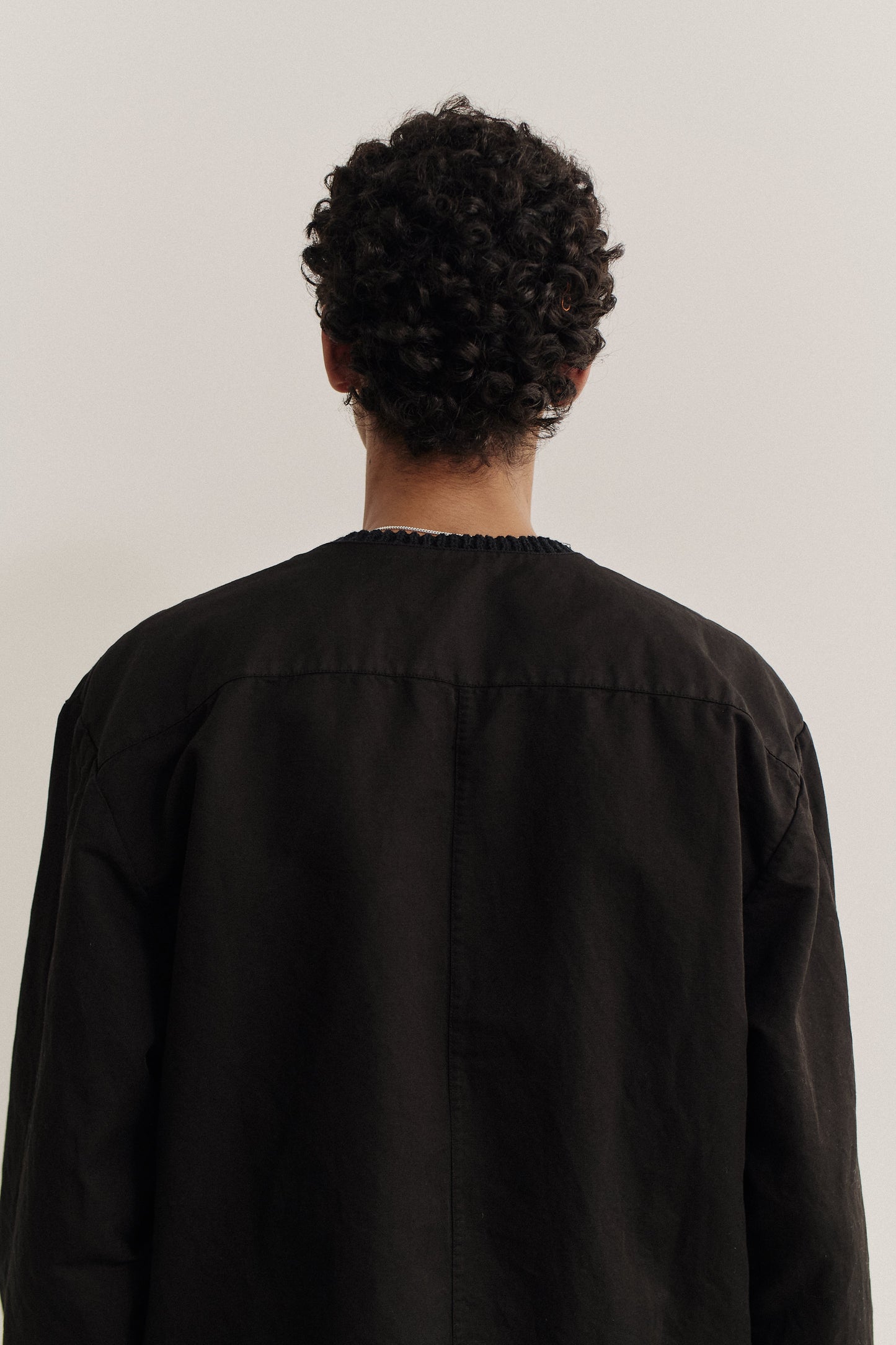 Men's long-sleeved overshirt, linen and cotton blend, garment-dyed black, relaxed fit, v-neckline.